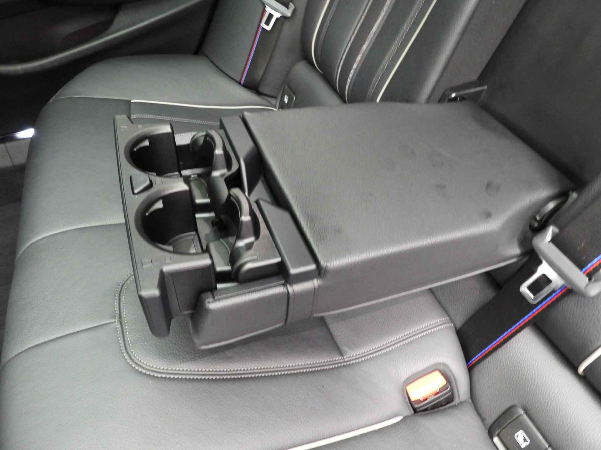 BMW 5 Serie Touring 520i M-Sportpakket / LED / Leder / HUD / Schuifdak / Chrome line / DAB / Hifi speakers / Alu 20 inch - 25/40