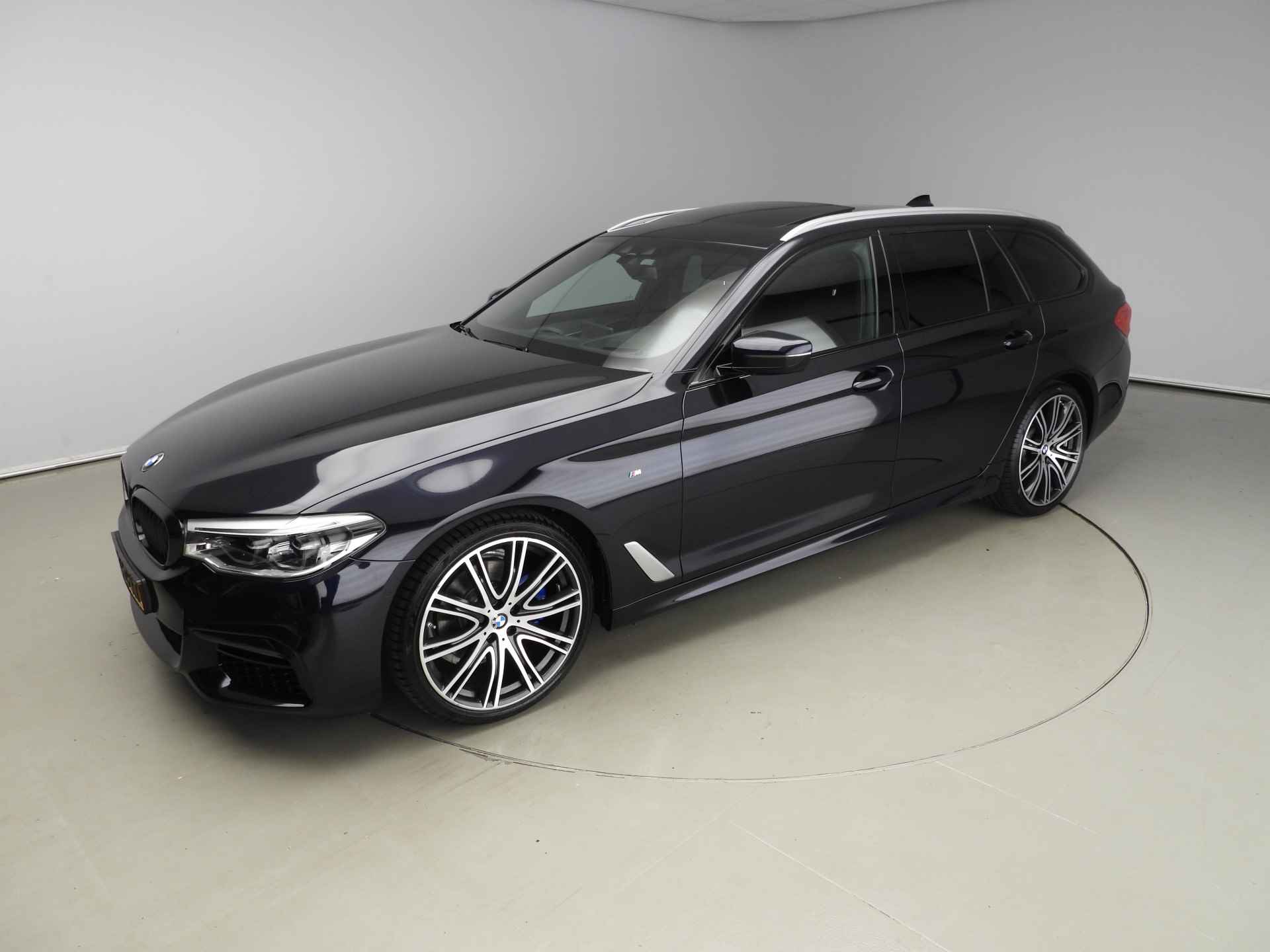 BMW 5 Serie Touring 520i M-Sportpakket / LED / Leder / HUD / Schuifdak / Chrome line / DAB / Hifi speakers / Alu 20 inch - 34/40