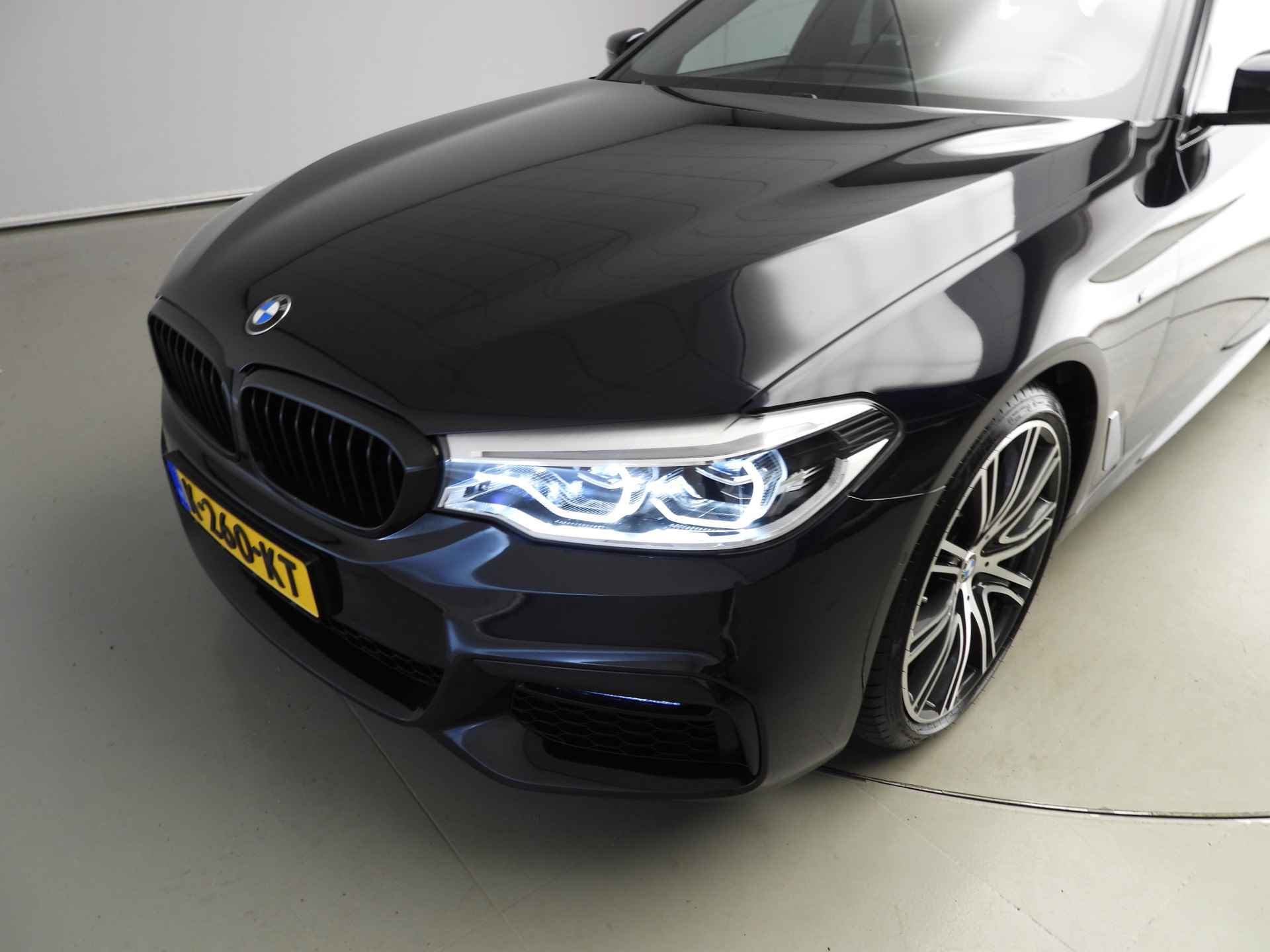 BMW 5 Serie Touring 520i M-Sportpakket / LED / Leder / HUD / Schuifdak / Chrome line / DAB / Hifi speakers / Alu 20 inch - 38/40