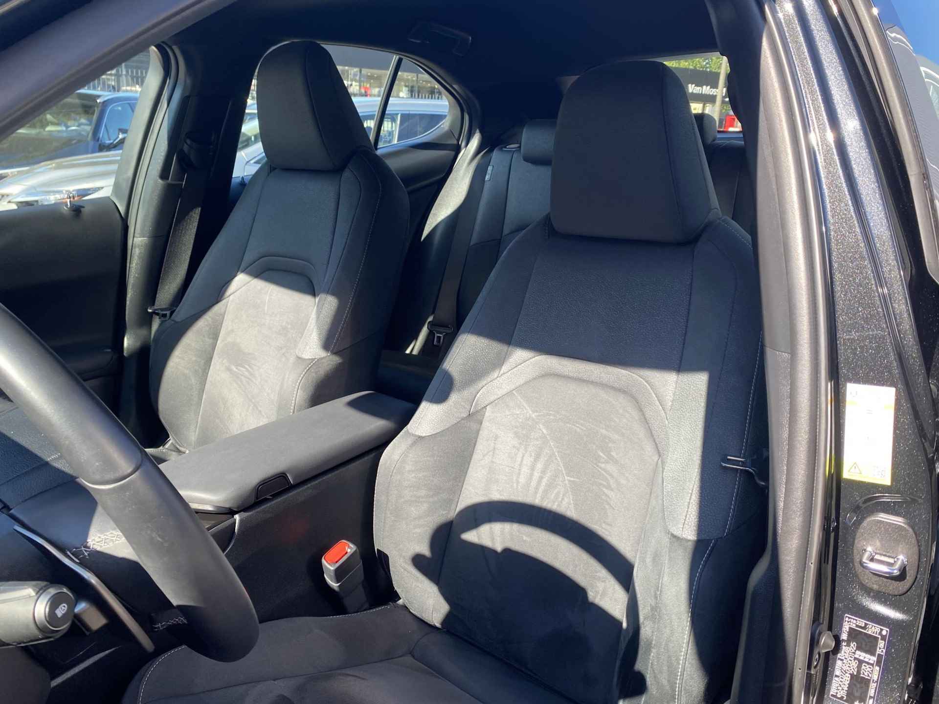 Lexus UX 300e Business 54 kWh NL-AUTO VOLLEDIG ELEKTRISCH APPLE CARPLAY ANDROID AUTO EL-STOELEN DAB+ - 12/34