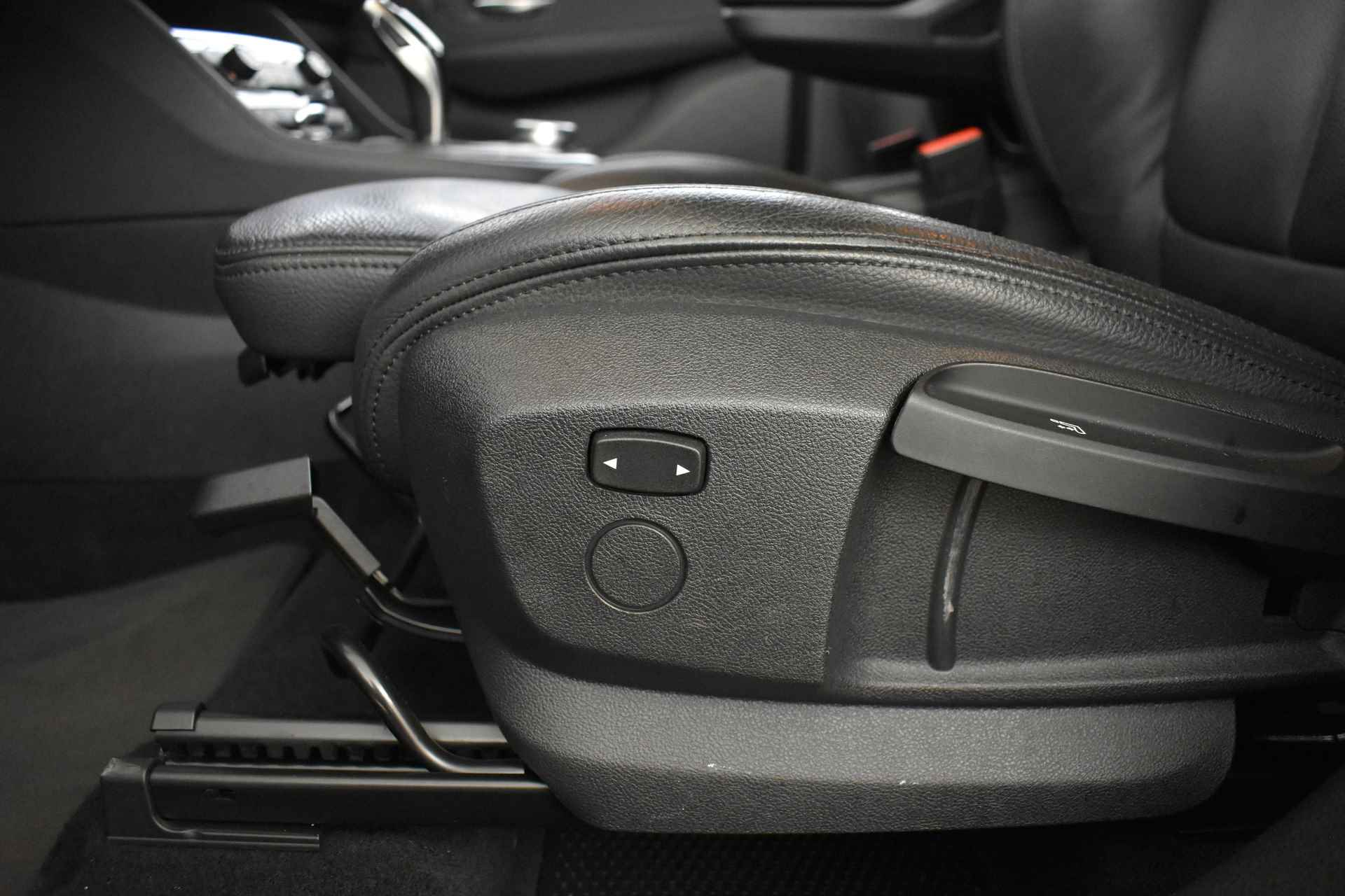 BMW 2 Serie Active Tourer 218i High Executive Automaat / Achteruitrijcamera / Sportstoelen / LED / Head-Up / Park Assistant / Navigatie Plus / Stoelverwarming - 8/45