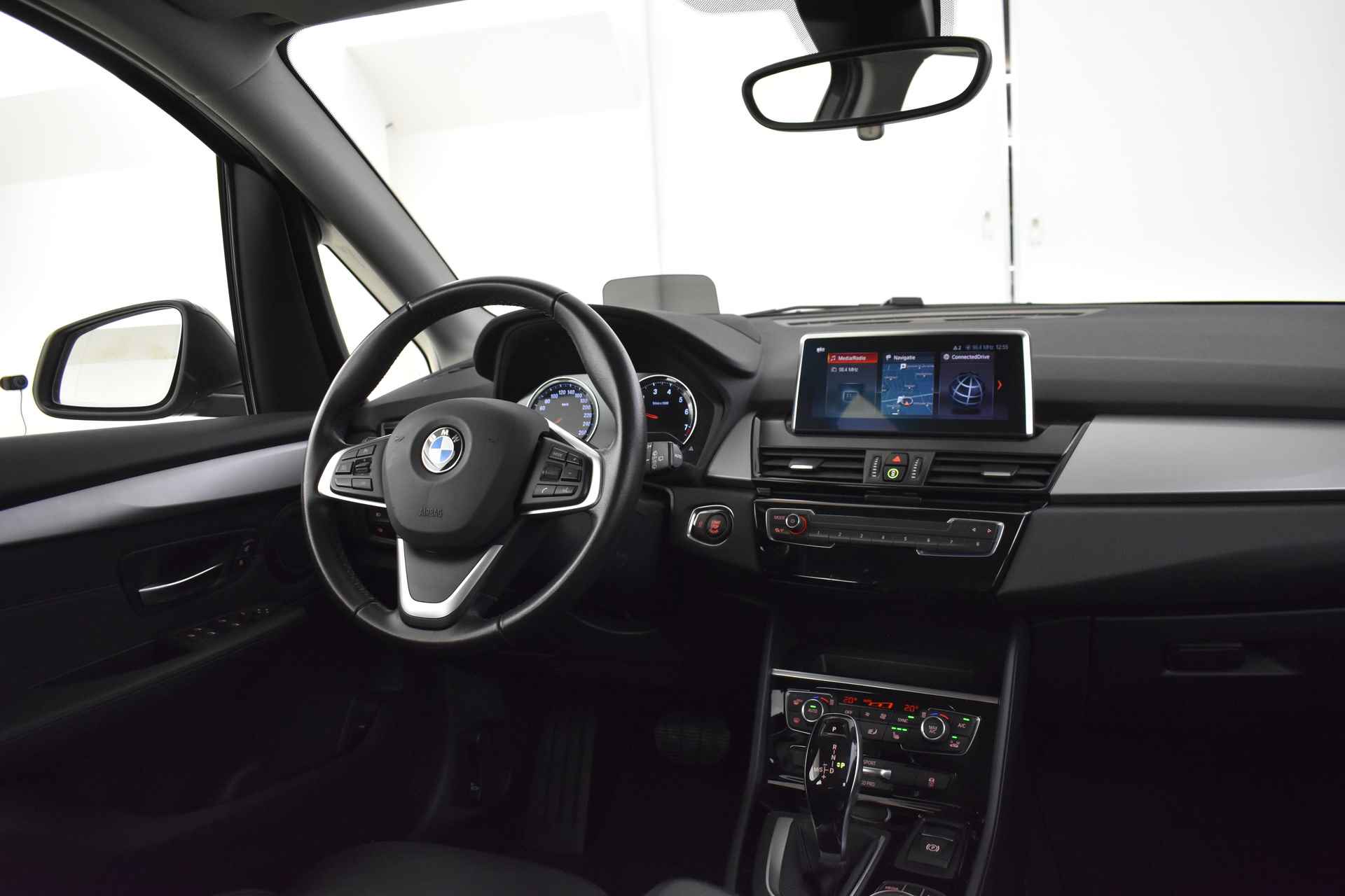 BMW 2 Serie Active Tourer 218i High Executive Automaat / Achteruitrijcamera / Sportstoelen / LED / Head-Up / Park Assistant / Navigatie Plus / Stoelverwarming - 11/45