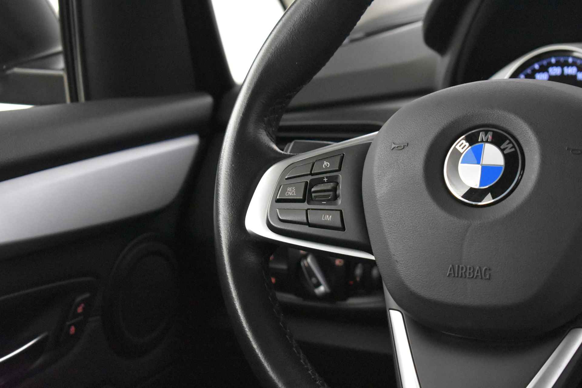 BMW 2 Serie Active Tourer 218i High Executive Automaat / Achteruitrijcamera / Sportstoelen / LED / Head-Up / Park Assistant / Navigatie Plus / Stoelverwarming - 16/45