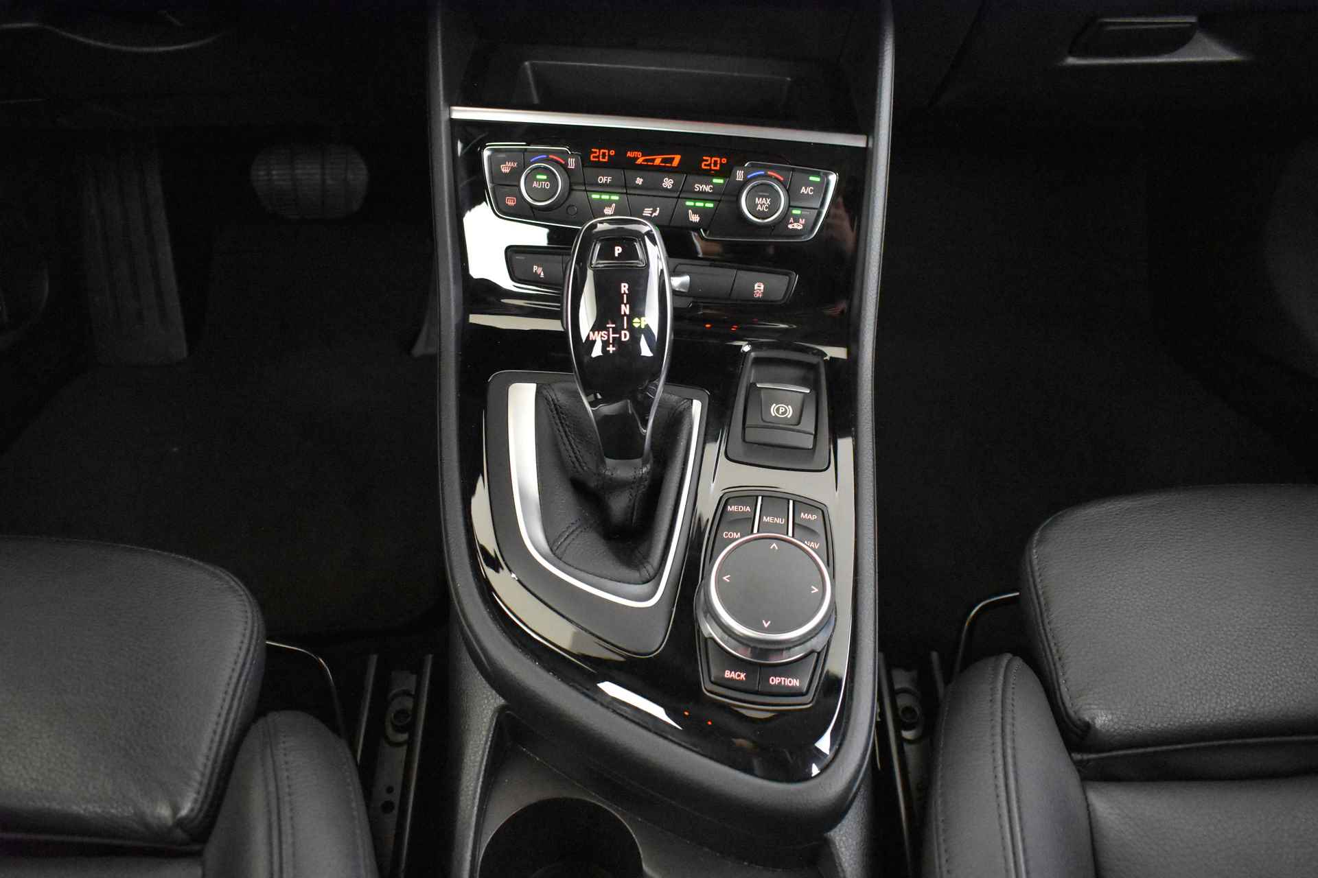 BMW 2 Serie Active Tourer 218i High Executive Automaat / Achteruitrijcamera / Sportstoelen / LED / Head-Up / Park Assistant / Navigatie Plus / Stoelverwarming - 20/45