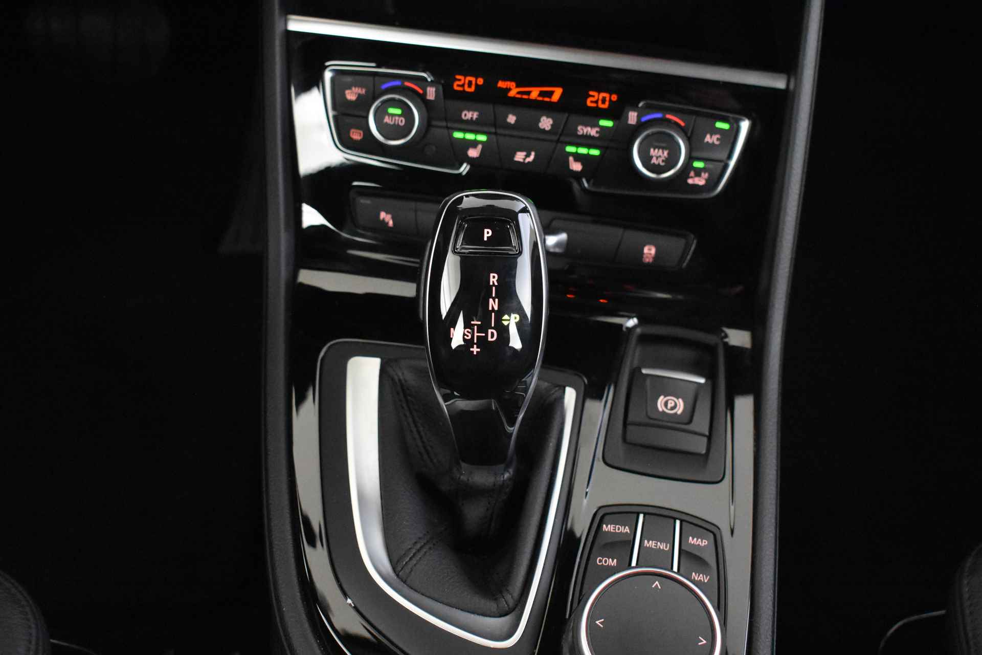 BMW 2 Serie Active Tourer 218i High Executive Automaat / Achteruitrijcamera / Sportstoelen / LED / Head-Up / Park Assistant / Navigatie Plus / Stoelverwarming - 21/45