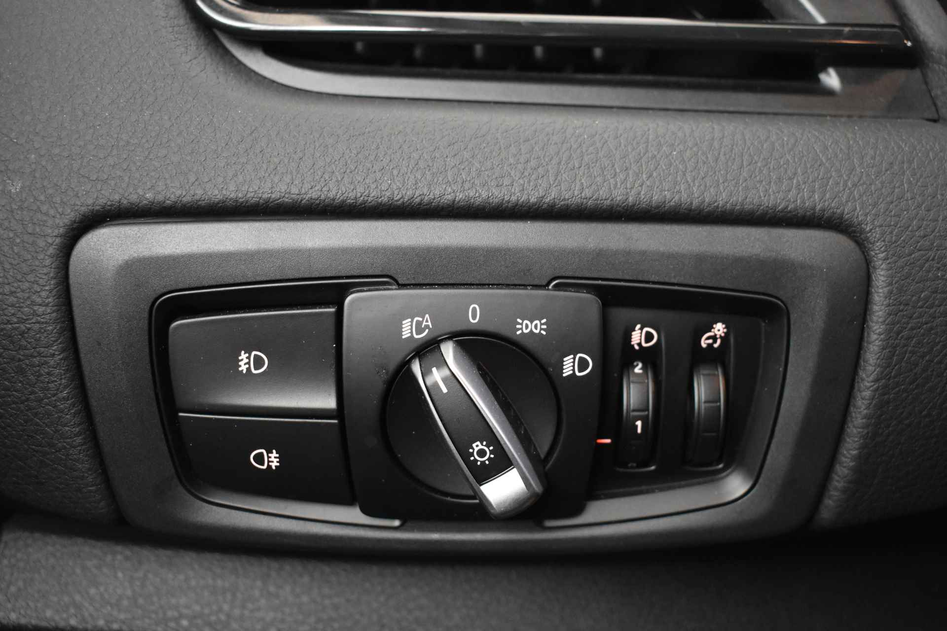 BMW 2 Serie Active Tourer 218i High Executive Automaat / Achteruitrijcamera / Sportstoelen / LED / Head-Up / Park Assistant / Navigatie Plus / Stoelverwarming - 28/45