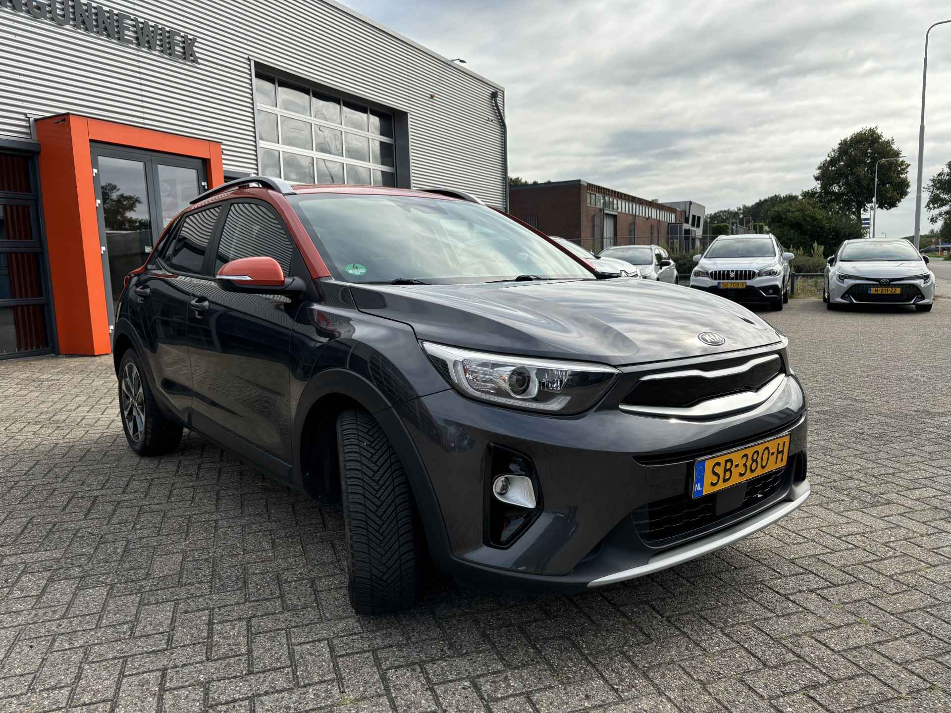 Kia Stonic 1.0 T-GDi DynamicLine NL-Auto 120pk! Two-Tone / Apple/Android Carplay / Navi / Camera / Parkeersensoren / All-season banden / Ke - 8/23