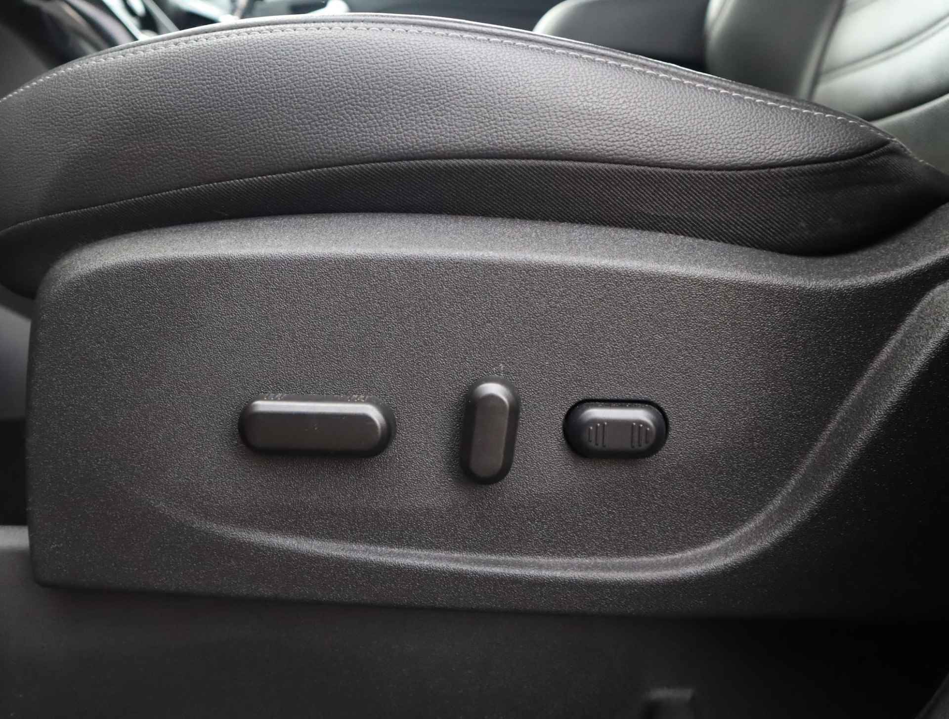 Ford Kuga 1.5 EcoBoost Titanium | Trekhaak | Leer | Elektrische Verstelbare Stoel | Elektrische Achterklep | Navigatie | Apple Carplay & Android Auto | Camera |  1ste eigenaar Dealer onderhouden - 17/64