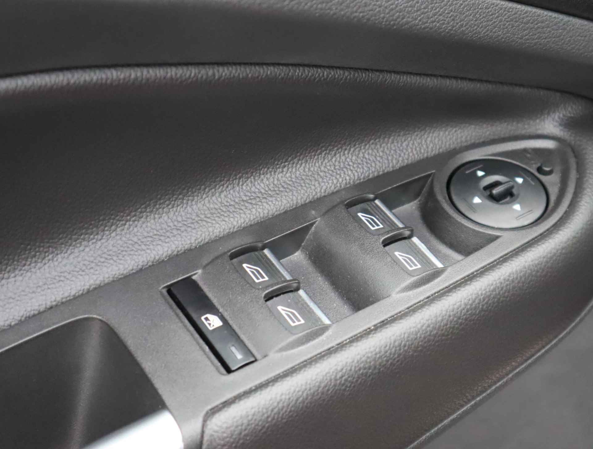 Ford Kuga 1.5 EcoBoost Titanium | Trekhaak | Leer | Elektrische Verstelbare Stoel | Elektrische Achterklep | Navigatie | Apple Carplay & Android Auto | Camera |  1ste eigenaar Dealer onderhouden - 25/64