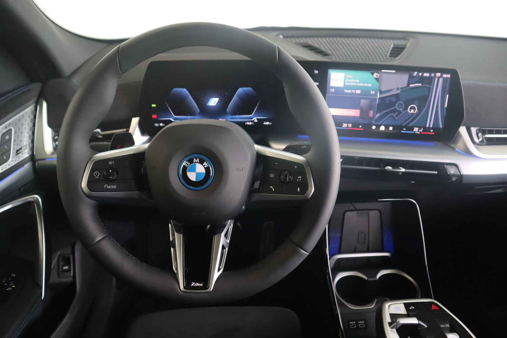 BMW iX2 eDrive20 M-Sportpakket Pro Comfort pack / Iconic Glow Grille / Panoramadak / Harman Kardon / Elektr. Trekhaak - 12/34
