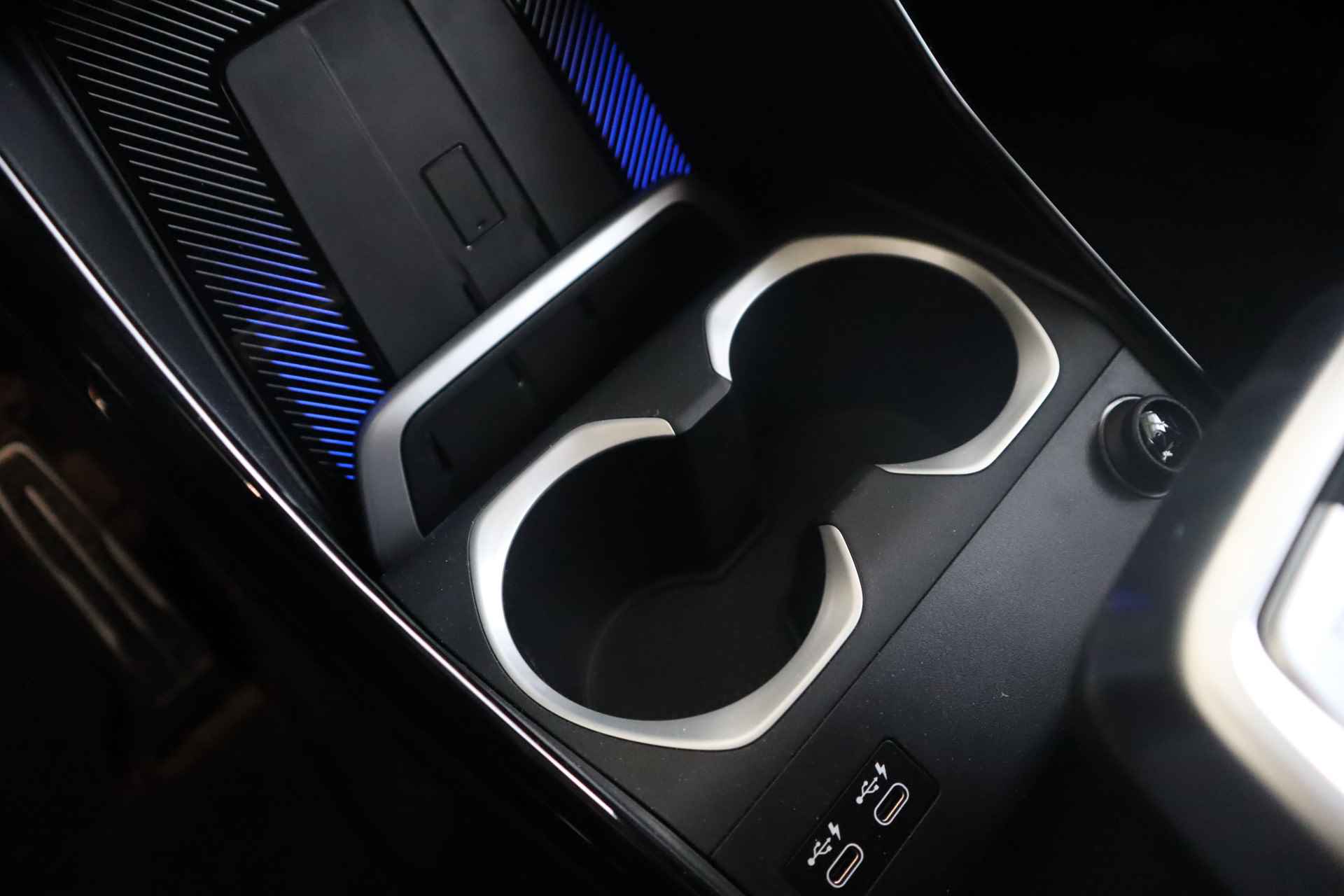 BMW iX2 eDrive20 M-Sportpakket Pro Comfort pack / Iconic Glow Grille / Panoramadak / Harman Kardon / Elektr. Trekhaak - 21/34