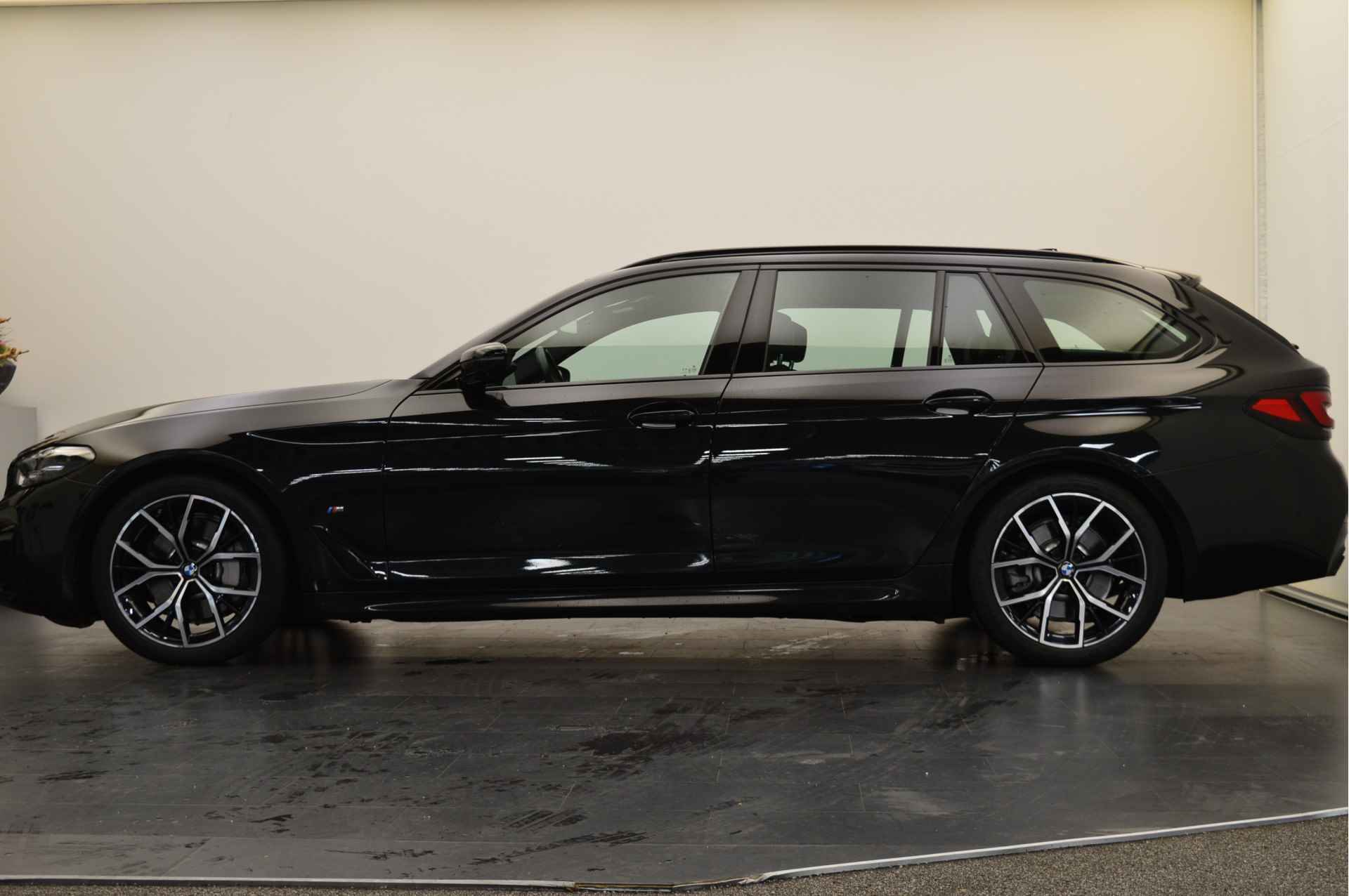 BMW 5 Serie Touring 530i High Executive M Sport Automaat / Panoramadak / Trekhaak / Stoelventilatie / Comfort Access / Parking Assistant Plus / Driving Assistant Professional - 3/23