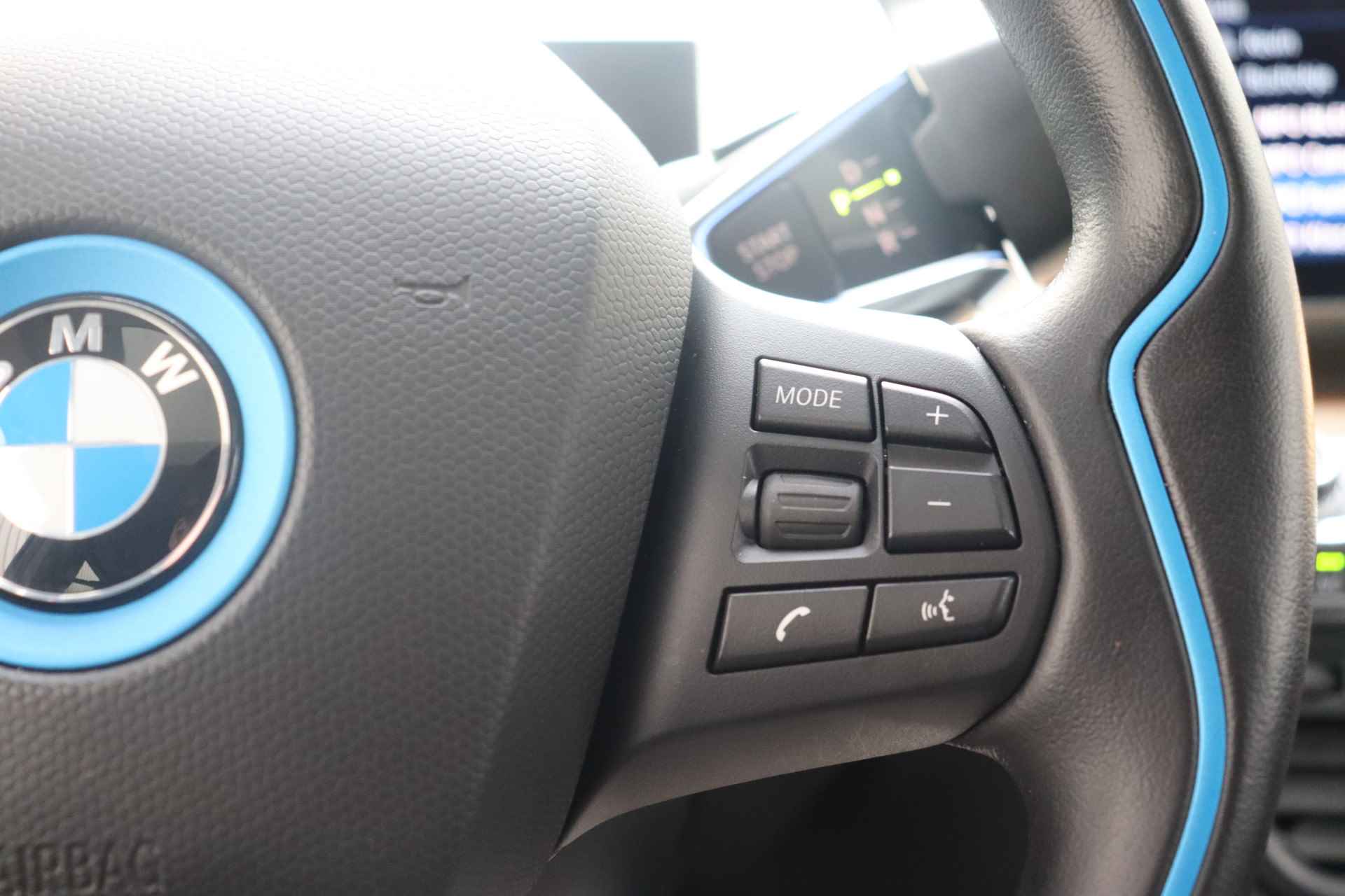 BMW i3 Basis 94Ah 33 kWh / Schuif-kanteldak / Navigatie Professional / Driving Assistant Plus / Extra getint glas achter / Cruise Control - 18/24