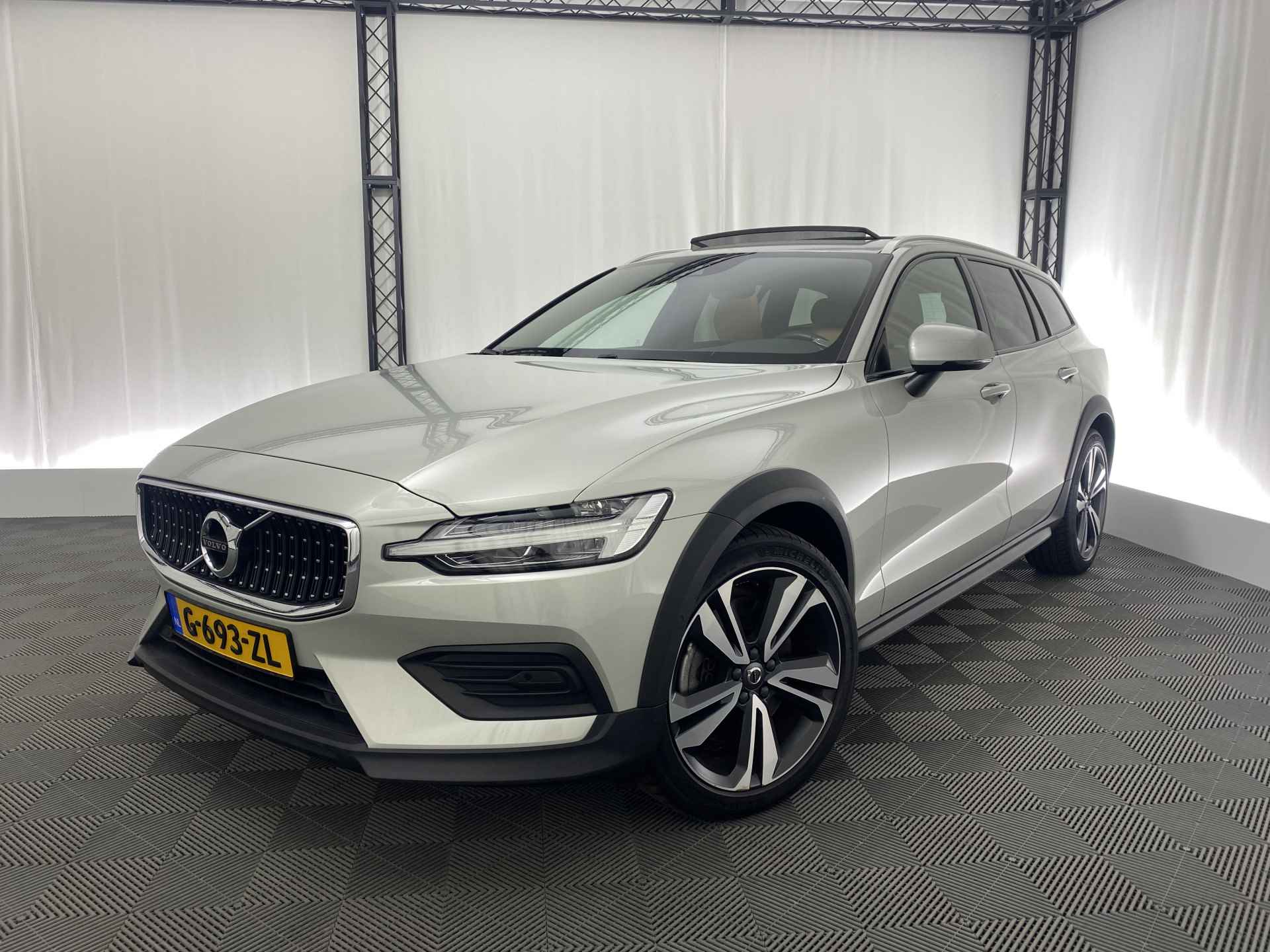 Volvo V60 Cross Country 2.0 T5 AWD Pro Automaat | Pano-dak | Luxe leder | Stoelmassage | Apple-carplay | - 2/47