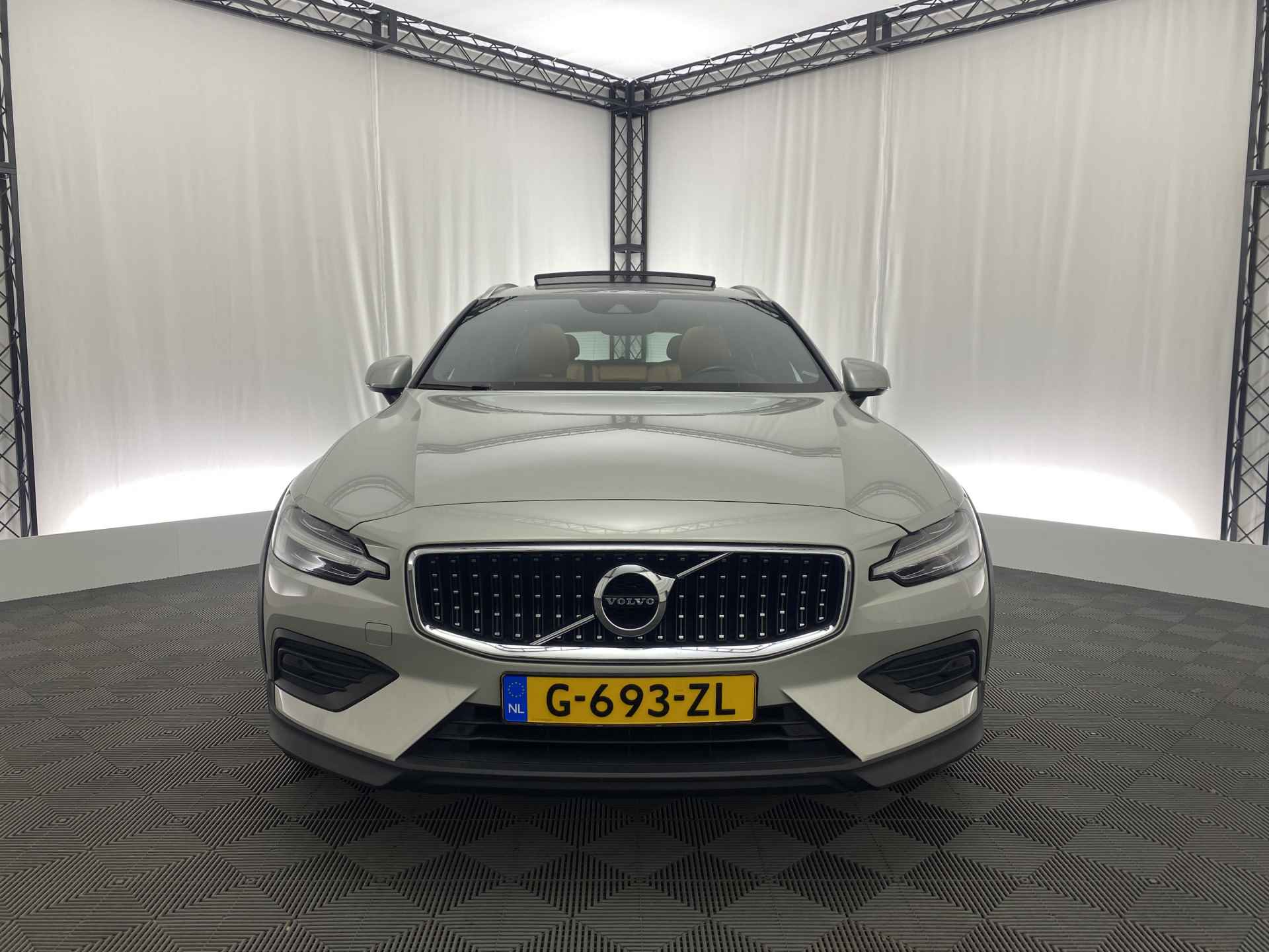 Volvo V60 Cross Country 2.0 T5 AWD Pro Automaat | Pano-dak | Luxe leder | Stoelmassage | Apple-carplay | - 3/47