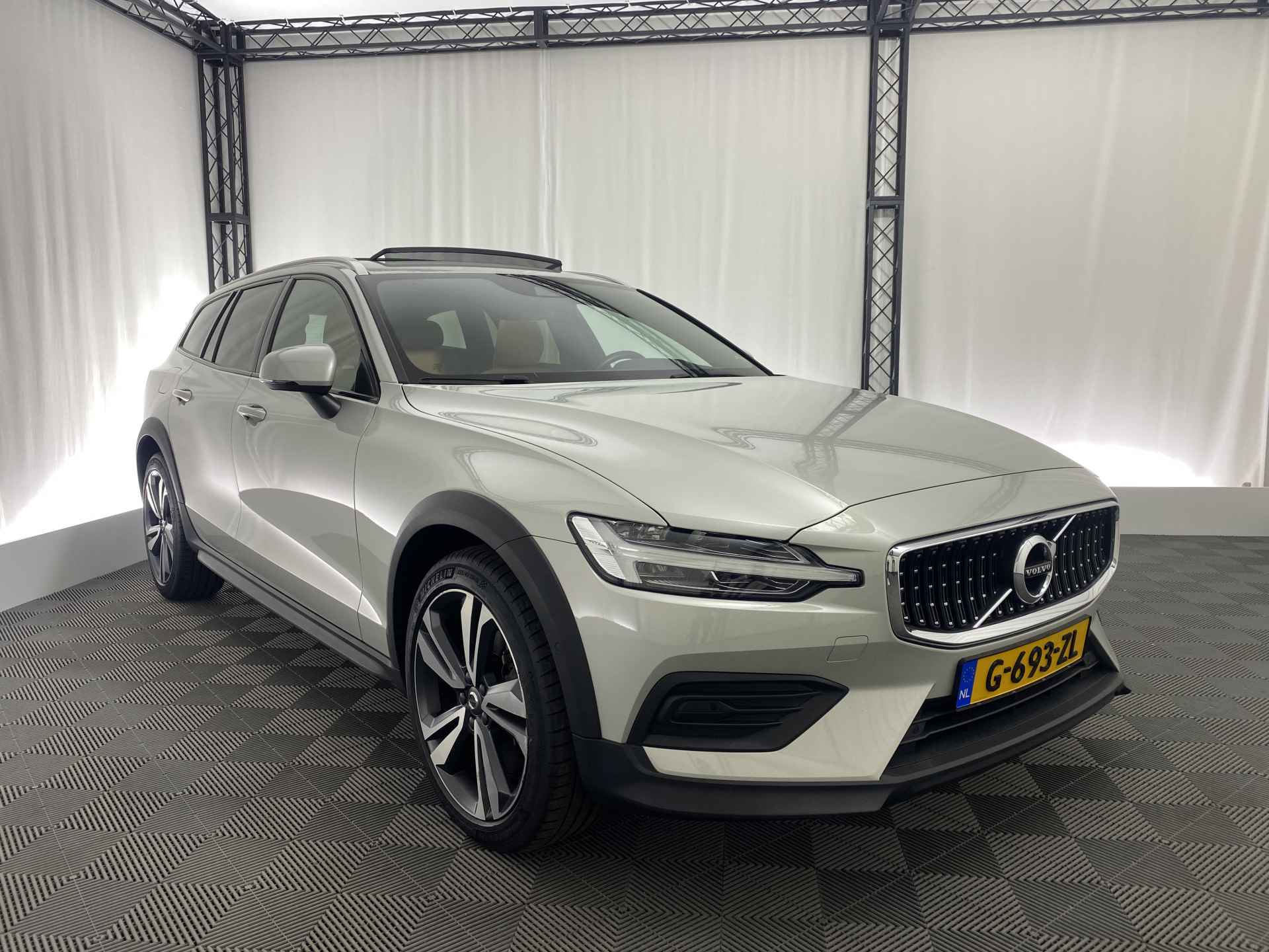 Volvo V60 Cross Country 2.0 T5 AWD Pro Automaat | Pano-dak | Luxe leder | Stoelmassage | Apple-carplay | - 4/47