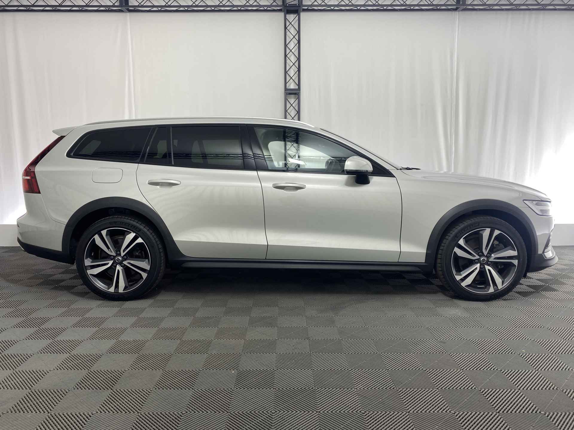 Volvo V60 Cross Country 2.0 T5 AWD Pro Automaat | Pano-dak | Luxe leder | Stoelmassage | Apple-carplay | - 5/47