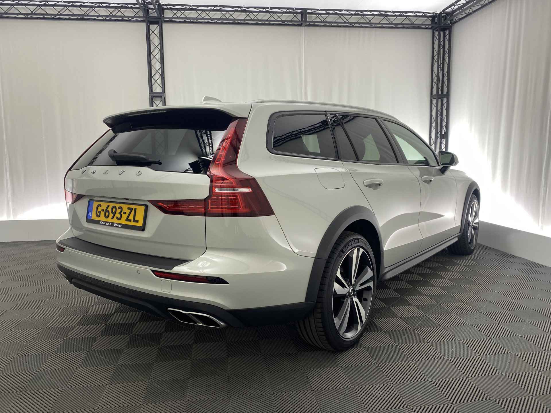 Volvo V60 Cross Country 2.0 T5 AWD Pro Automaat | Pano-dak | Luxe leder | Stoelmassage | Apple-carplay | - 6/47