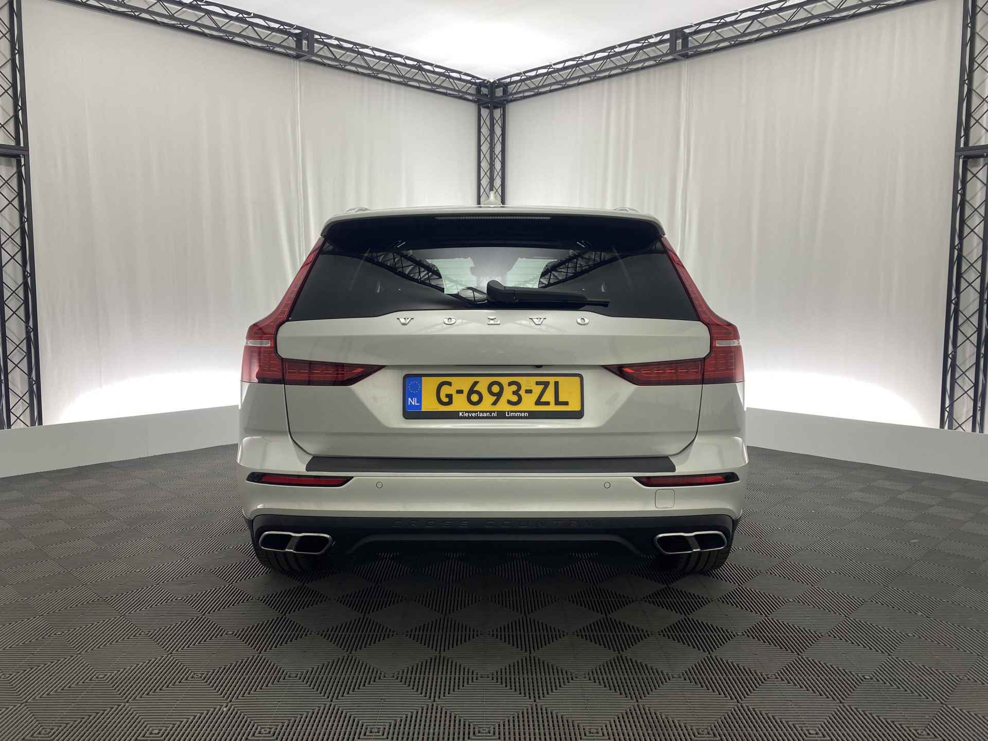 Volvo V60 Cross Country 2.0 T5 AWD Pro Automaat | Pano-dak | Luxe leder | Stoelmassage | Apple-carplay | - 7/47