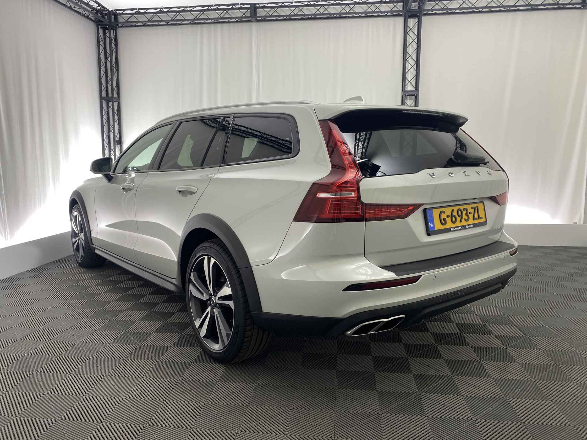 Volvo V60 Cross Country 2.0 T5 AWD Pro Automaat | Pano-dak | Luxe leder | Stoelmassage | Apple-carplay | - 8/47