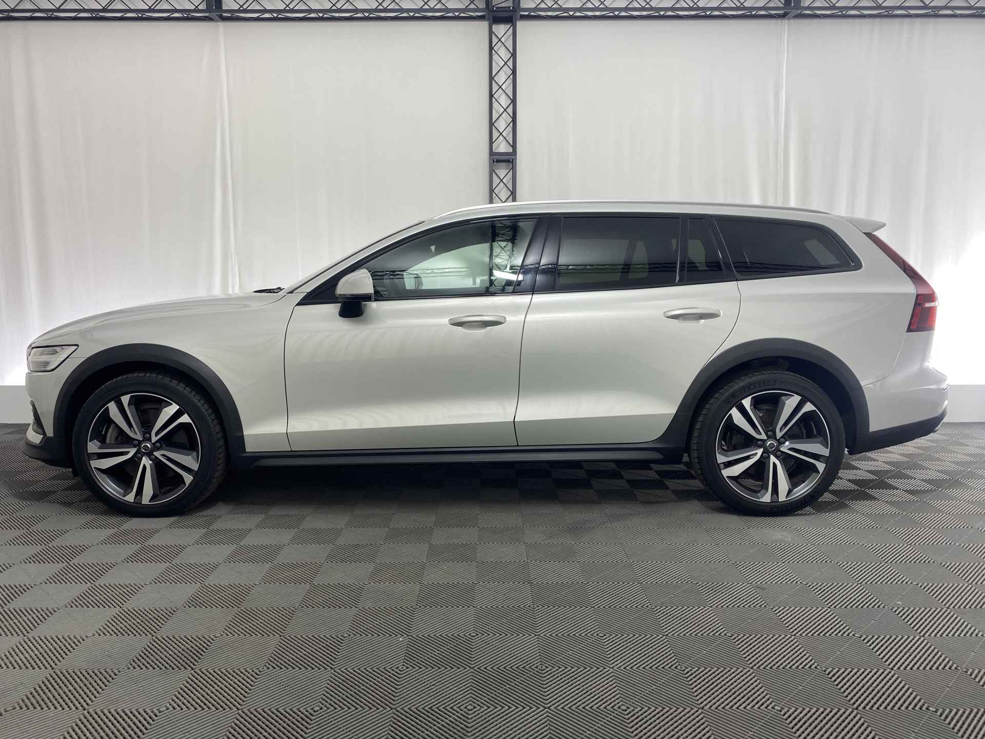 Volvo V60 Cross Country 2.0 T5 AWD Pro Automaat | Pano-dak | Luxe leder | Stoelmassage | Apple-carplay | - 9/47