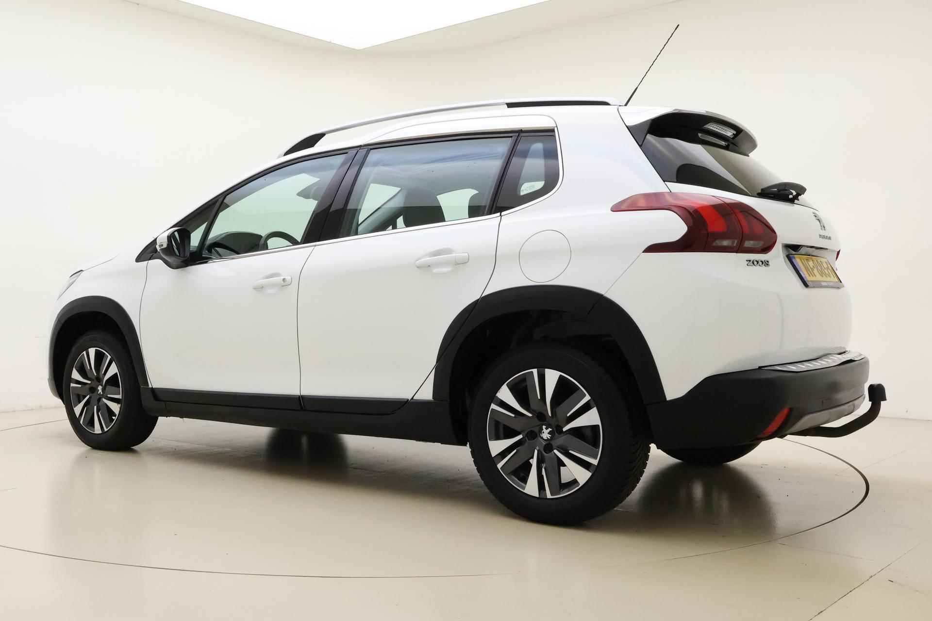 Peugeot 2008 1.2 PureTech 110pk Allure | Trekhaak | Camera achter | Panoramadak | Climate Control | Navigatie | Grip Control | Nieuwe distributie - 12/30