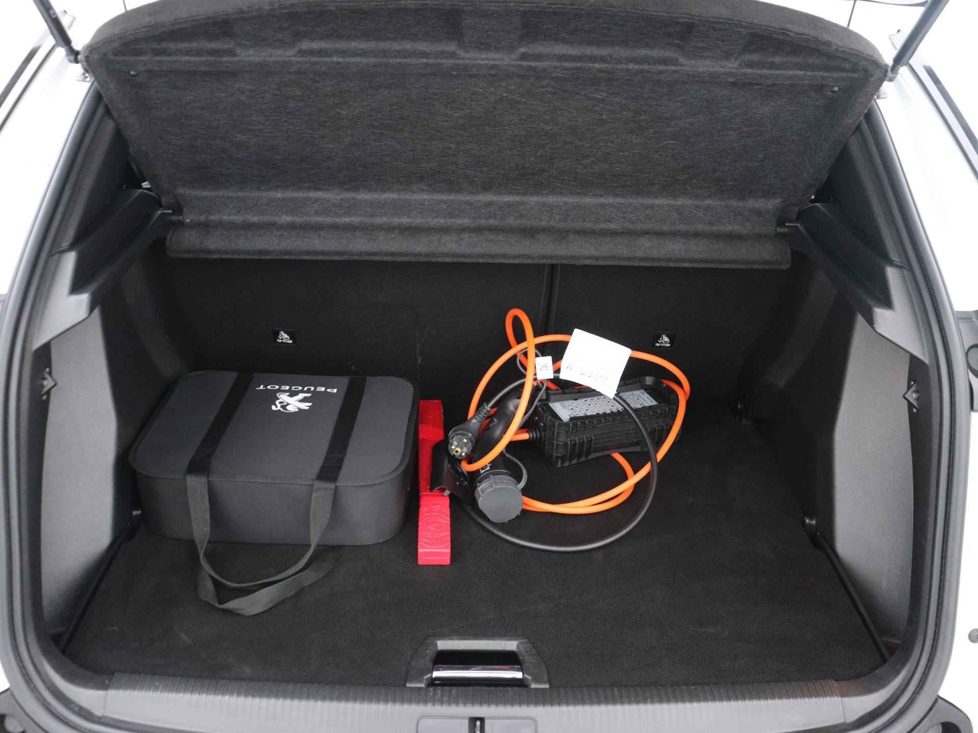 Peugeot e-2008 EV 50 kWh Allure Pack 136pk Automaat | Navigatie | Camera | Climate Controle | Licht Metalen Velgen 17" | Voorstoelen Verwarmd - 15/40