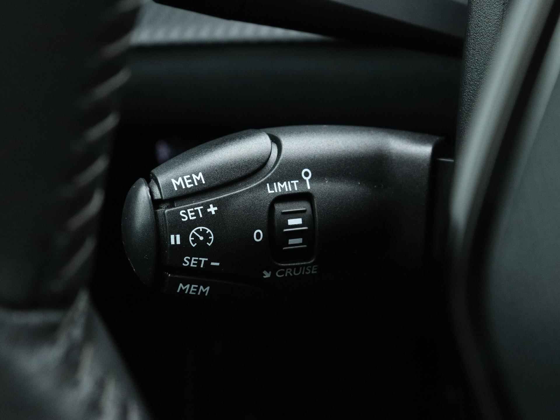 Peugeot e-2008 EV 50 kWh Allure Pack 136pk Automaat | Navigatie | Camera | Climate Controle | Licht Metalen Velgen 17" | Voorstoelen Verwarmd - 28/40