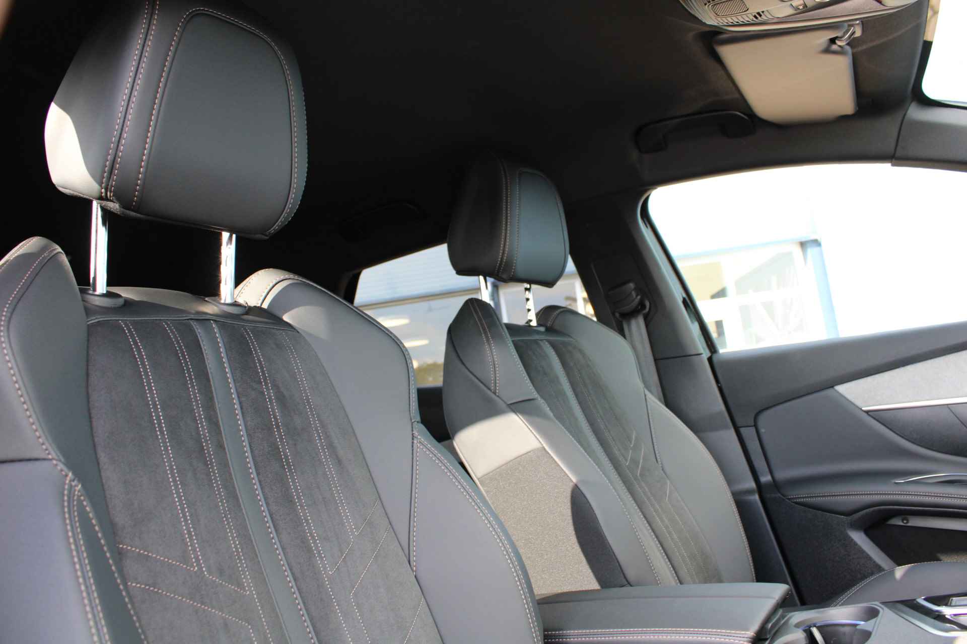 Peugeot 3008 GT HYbrid 136pk e-DCS6 | Navigatie | Camera | Focal | Comfortstoelen | Black Pack | - 5/45