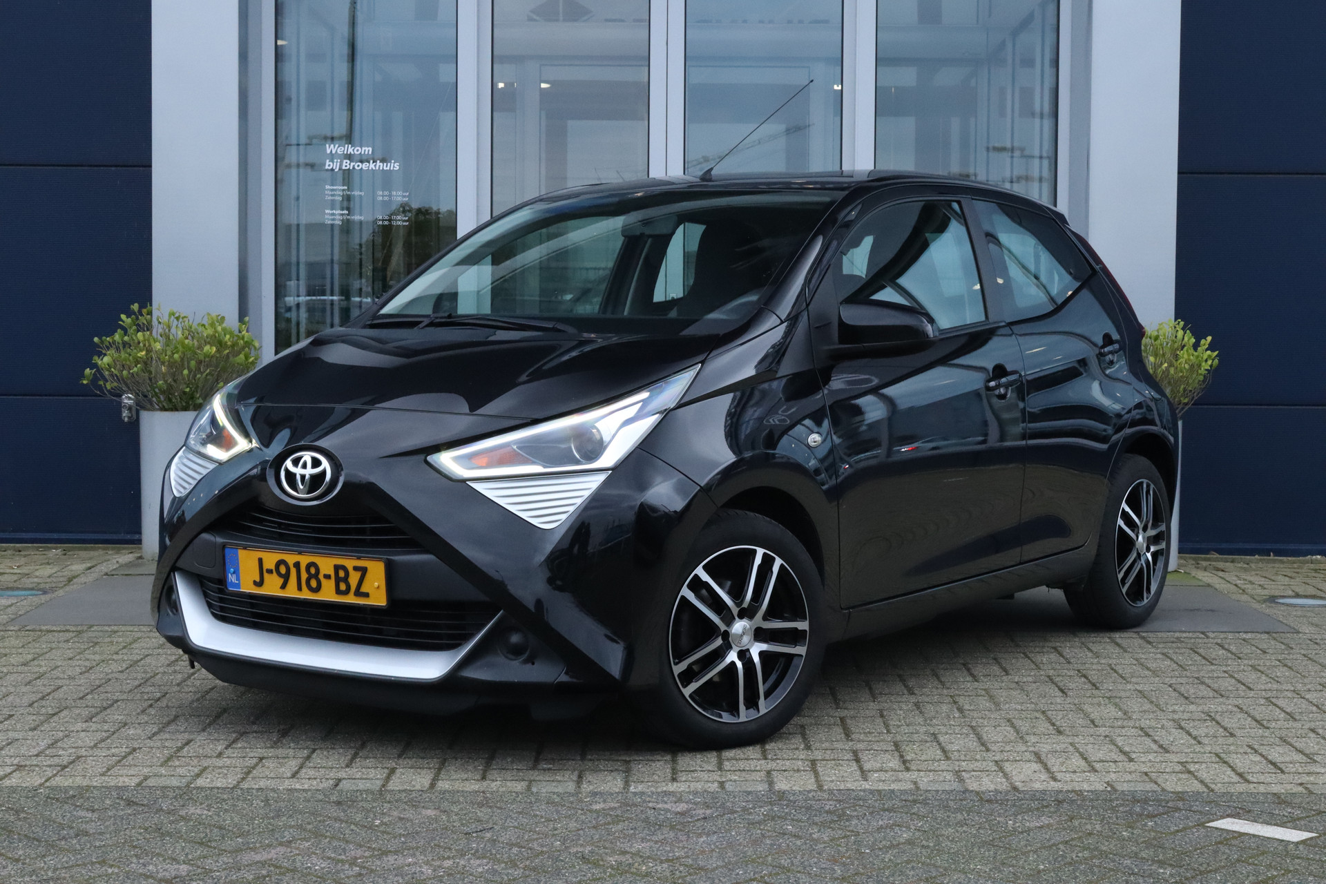 Toyota Aygo x-play | Dealeronderhouden | Camera | Carplay | Airco | Speedlimeter