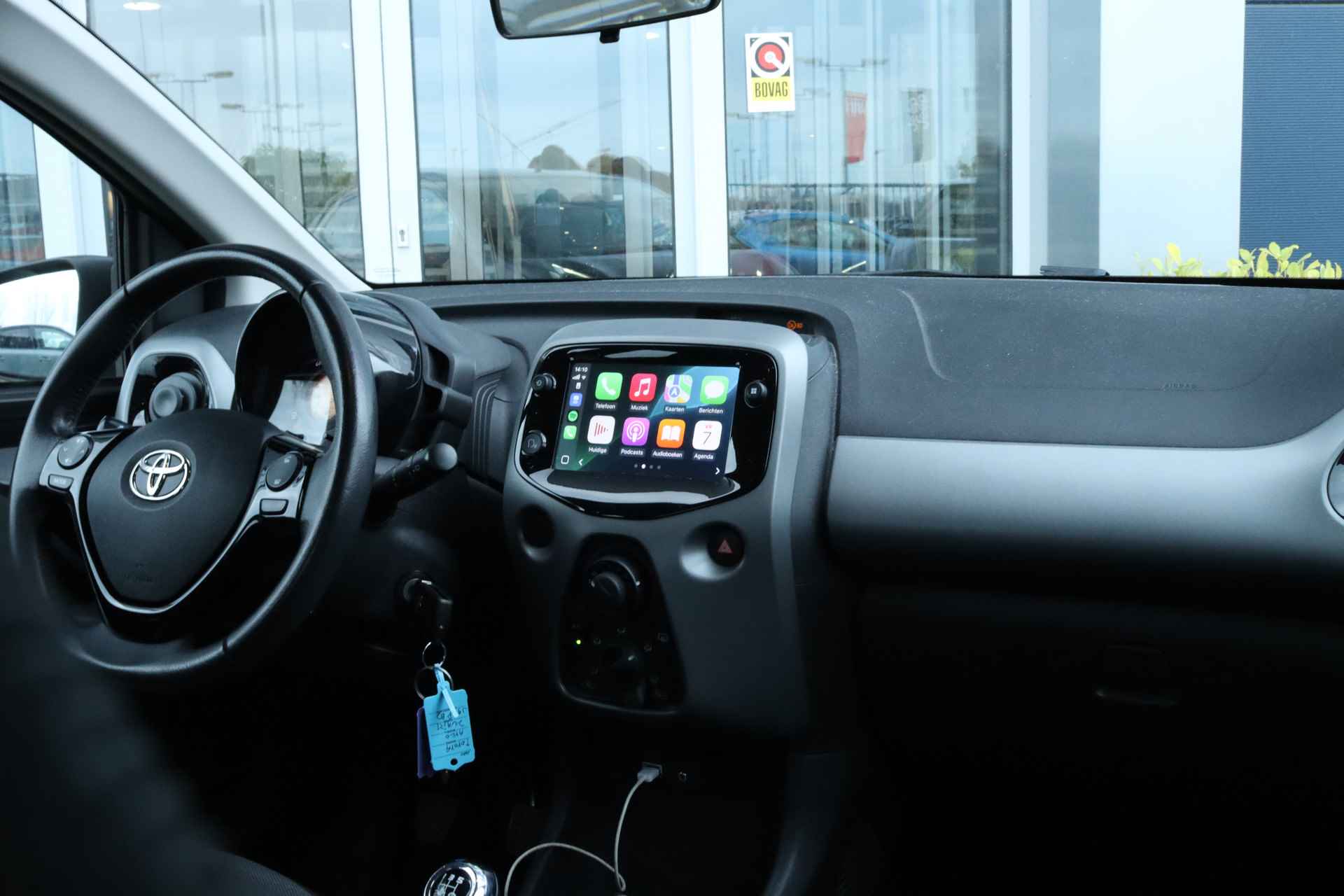 Toyota Aygo x-play | Dealeronderhouden | Camera | Carplay | Airco | Speedlimeter - 4/28