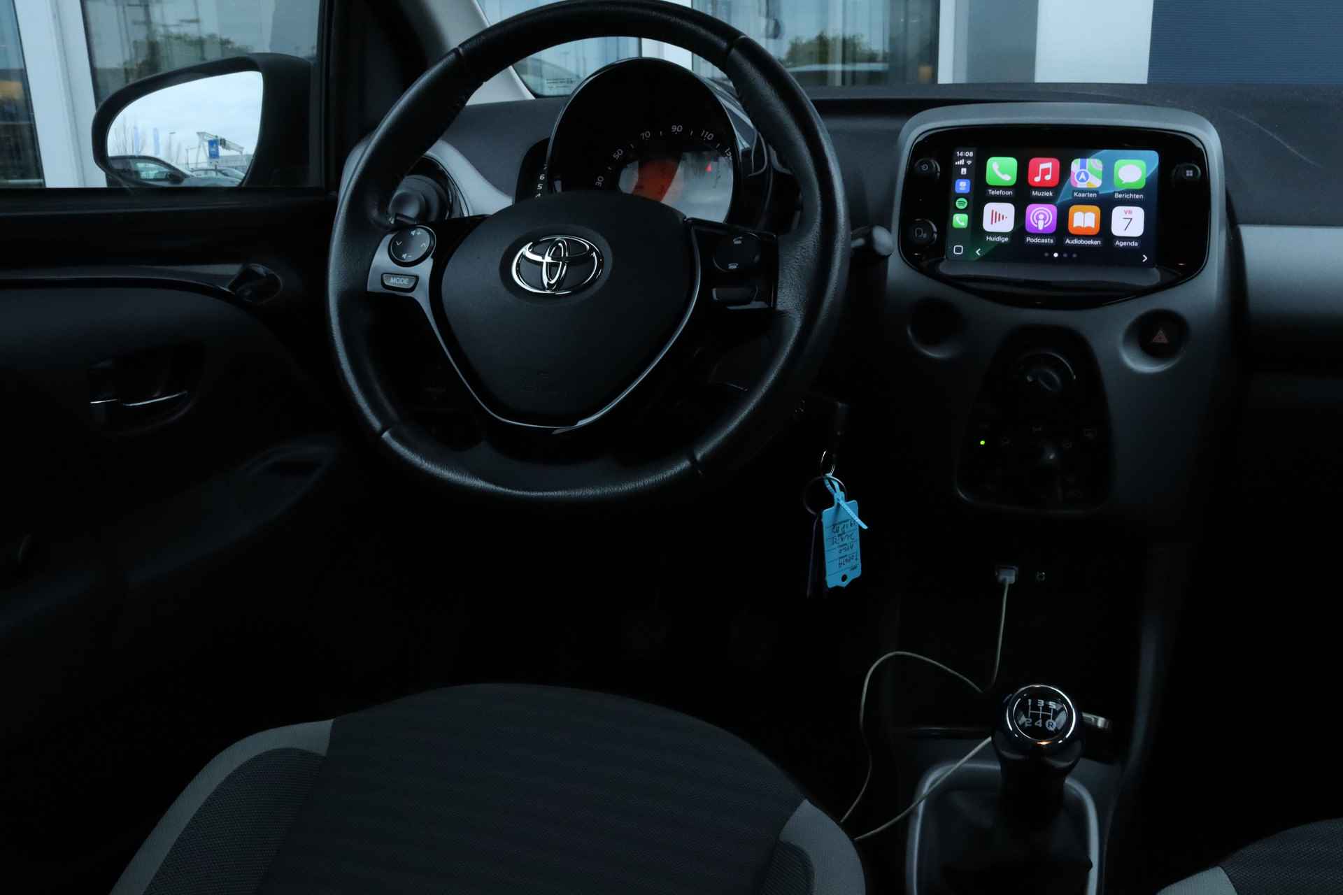 Toyota Aygo x-play | Dealeronderhouden | Camera | Carplay | Airco | Speedlimeter - 15/28