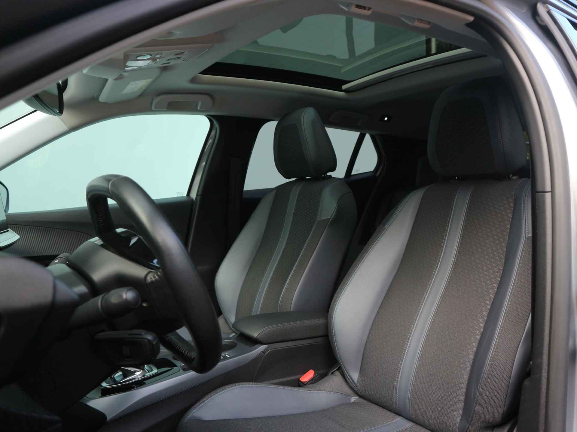 Peugeot e-2008 EV Allure 50 kWh / Schuifdak / Digitaal dashboard / Adaptive cruise control / Stoelverwarming - 6/40