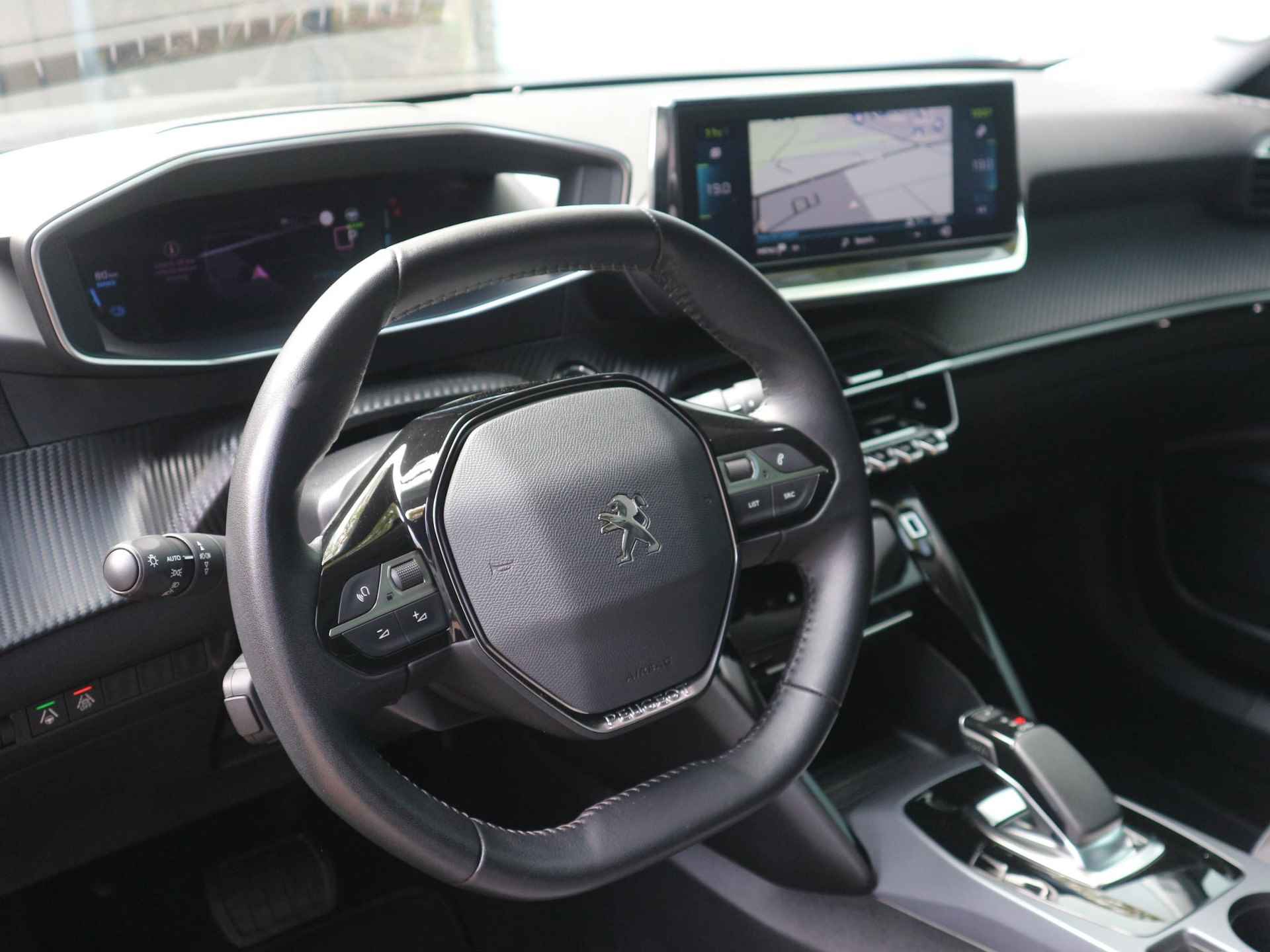 Peugeot e-2008 EV Allure 50 kWh / Schuifdak / Digitaal dashboard / Adaptive cruise control / Stoelverwarming - 9/40