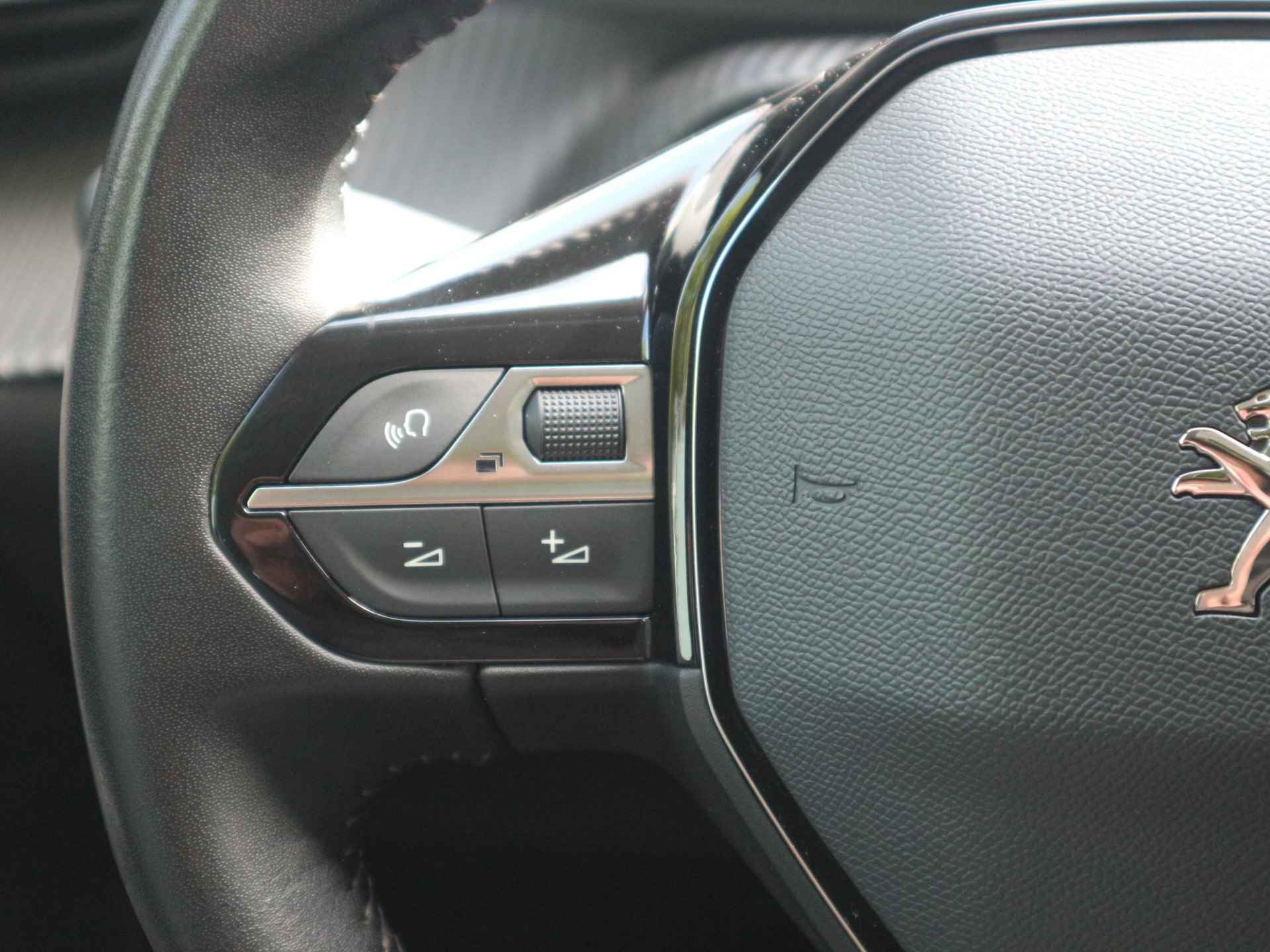 Peugeot e-2008 EV Allure 50 kWh / Schuifdak / Digitaal dashboard / Adaptive cruise control / Stoelverwarming - 11/40