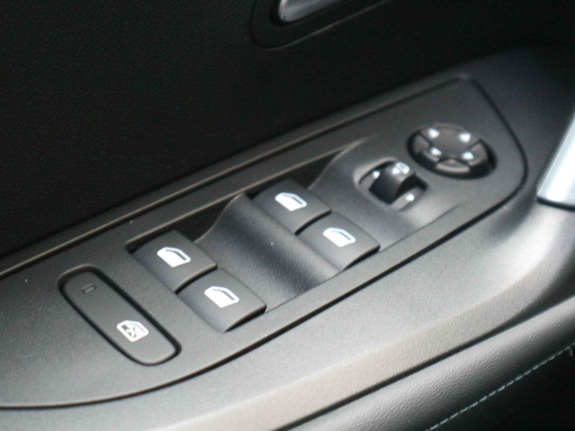 Peugeot e-2008 EV Allure 50 kWh / Schuifdak / Digitaal dashboard / Adaptive cruise control / Stoelverwarming - 14/40