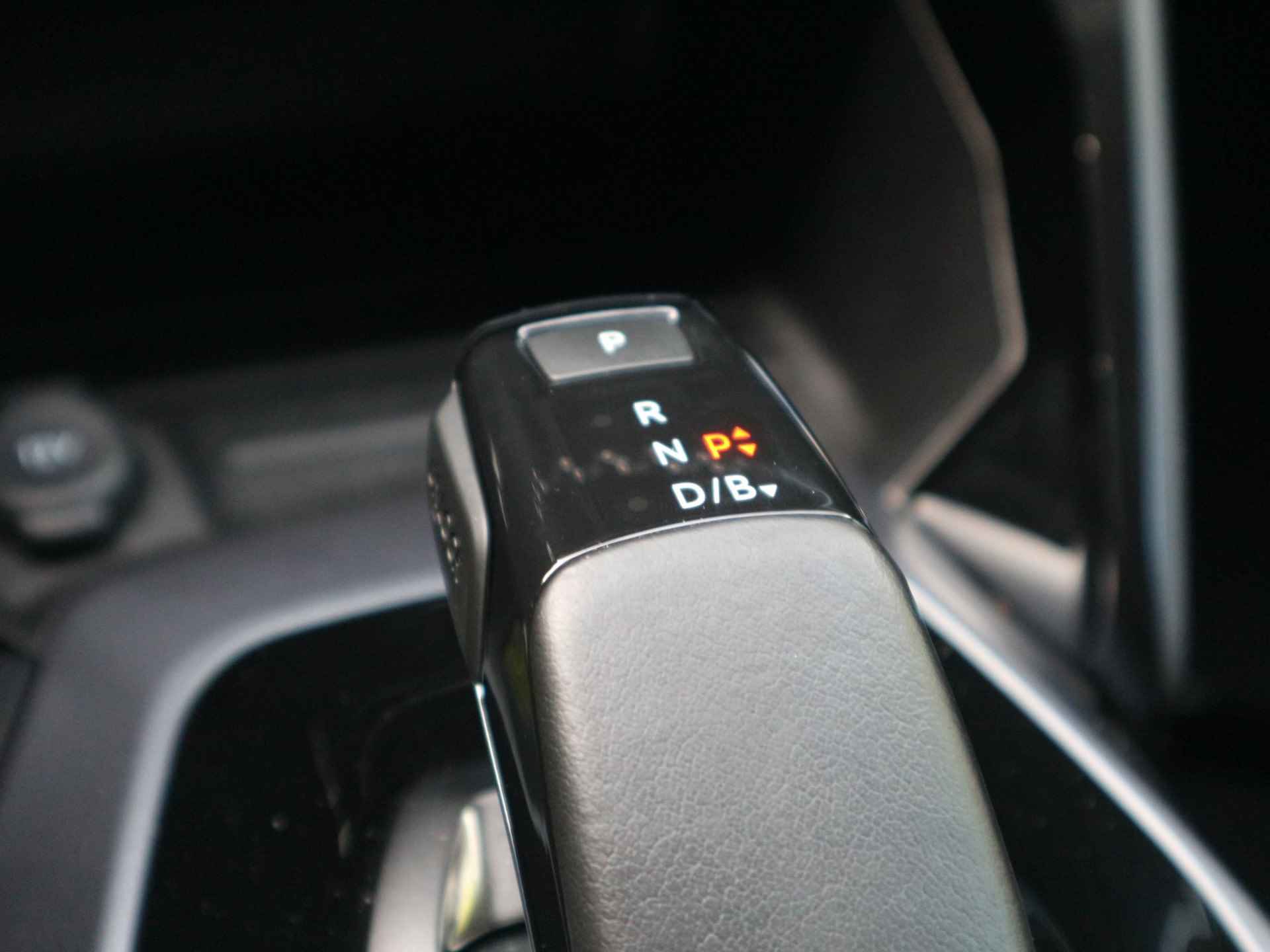 Peugeot e-2008 EV Allure 50 kWh / Schuifdak / Digitaal dashboard / Adaptive cruise control / Stoelverwarming - 16/40