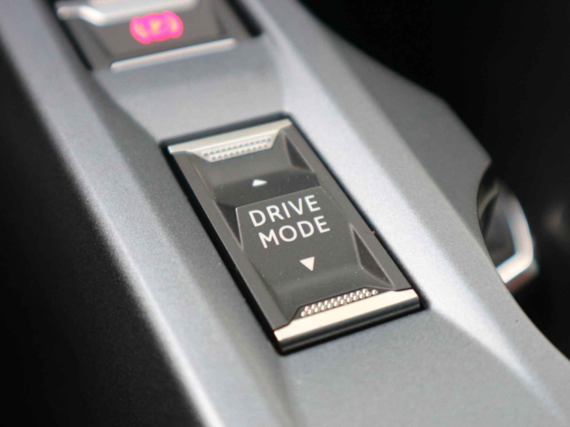 Peugeot e-2008 EV Allure 50 kWh / Schuifdak / Digitaal dashboard / Adaptive cruise control / Stoelverwarming - 17/40