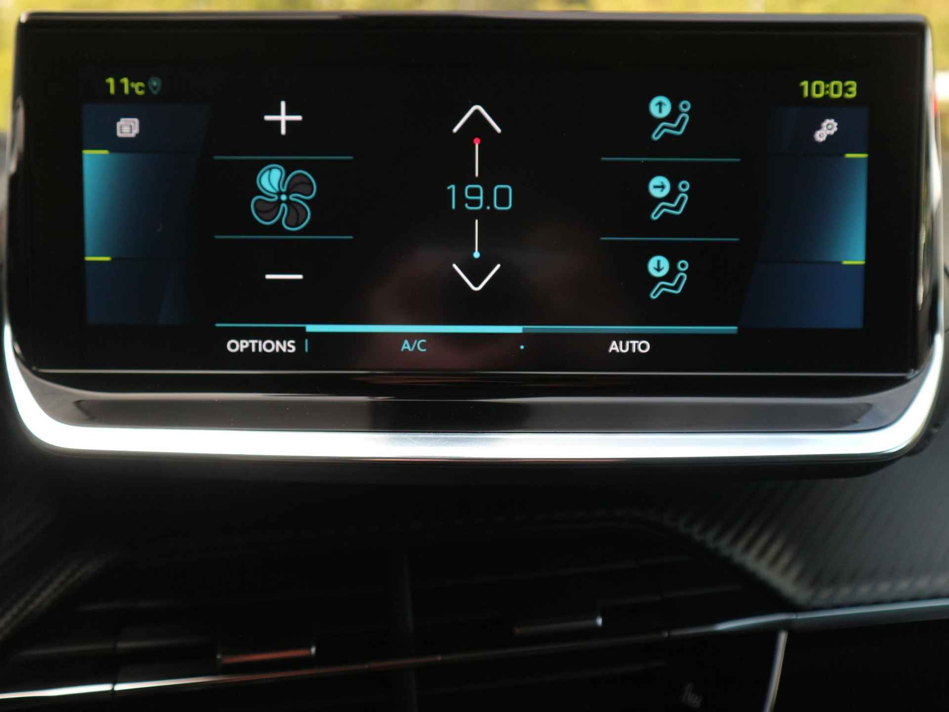 Peugeot e-2008 EV Allure 50 kWh / Schuifdak / Digitaal dashboard / Adaptive cruise control / Stoelverwarming - 19/40