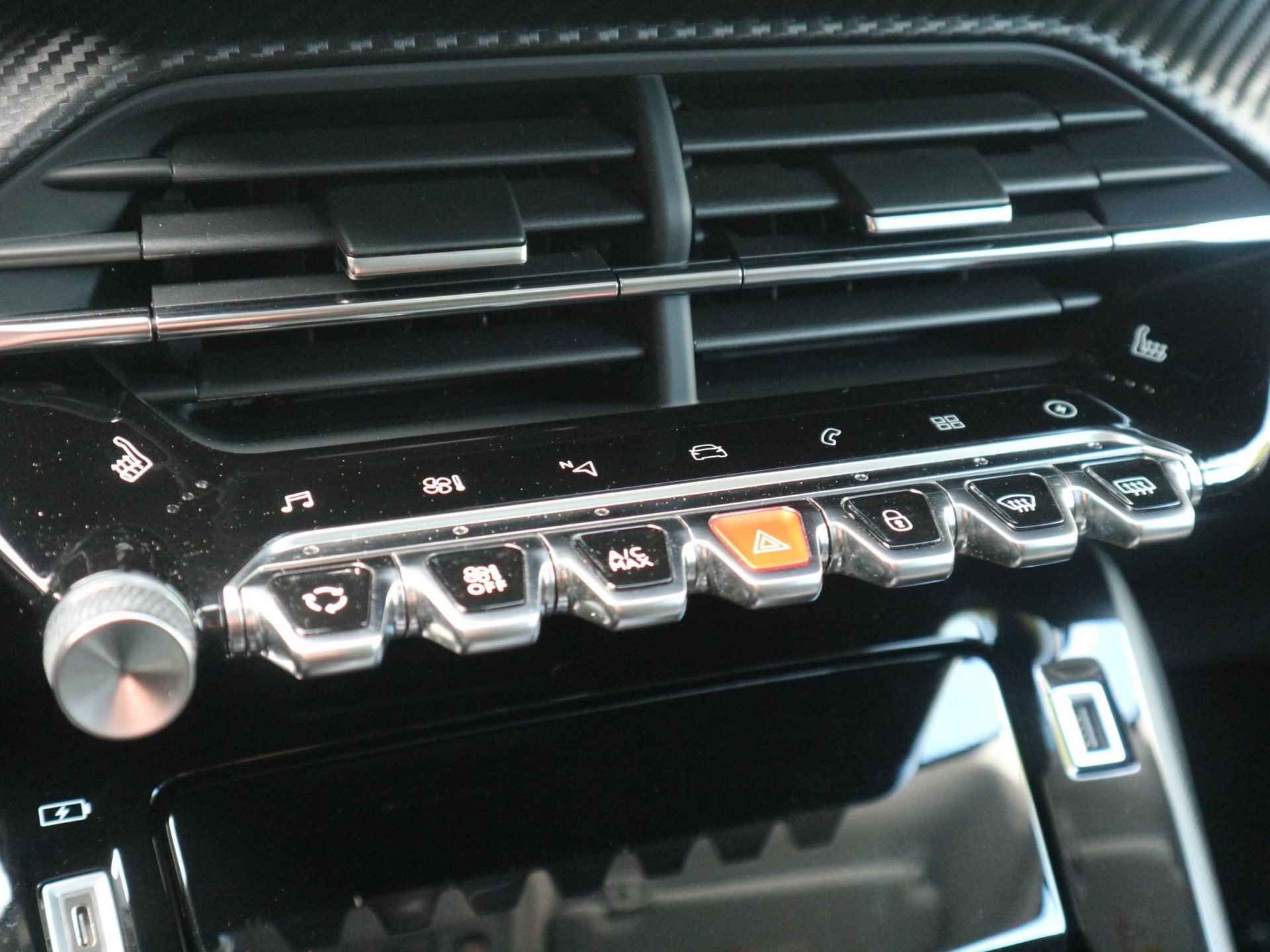 Peugeot e-2008 EV Allure 50 kWh / Schuifdak / Digitaal dashboard / Adaptive cruise control / Stoelverwarming - 24/40