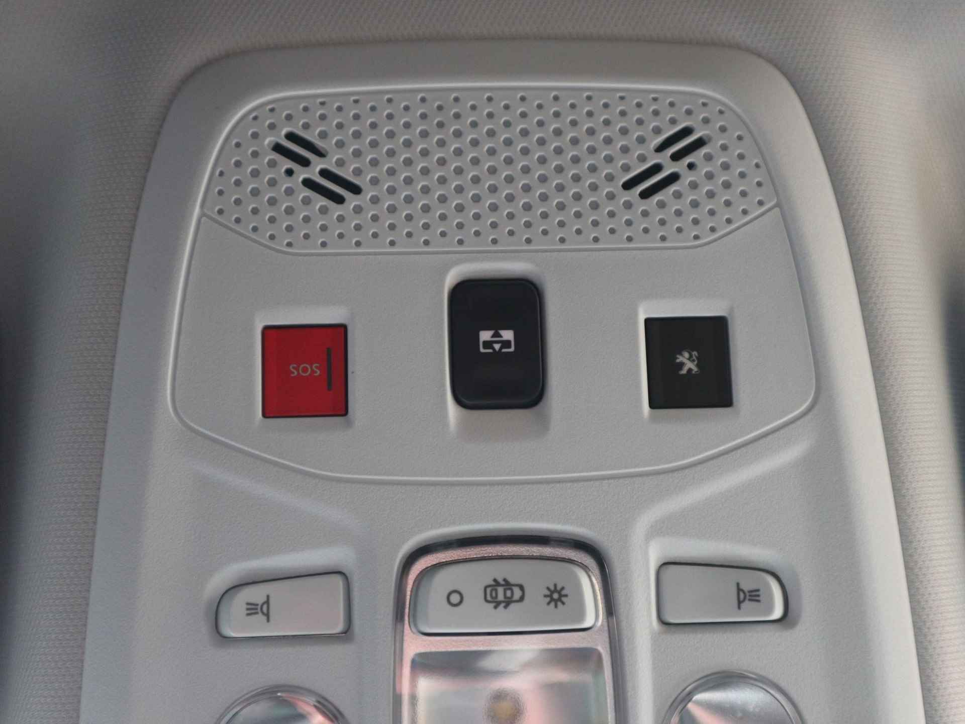 Peugeot e-2008 EV Allure 50 kWh / Schuifdak / Digitaal dashboard / Adaptive cruise control / Stoelverwarming - 25/40