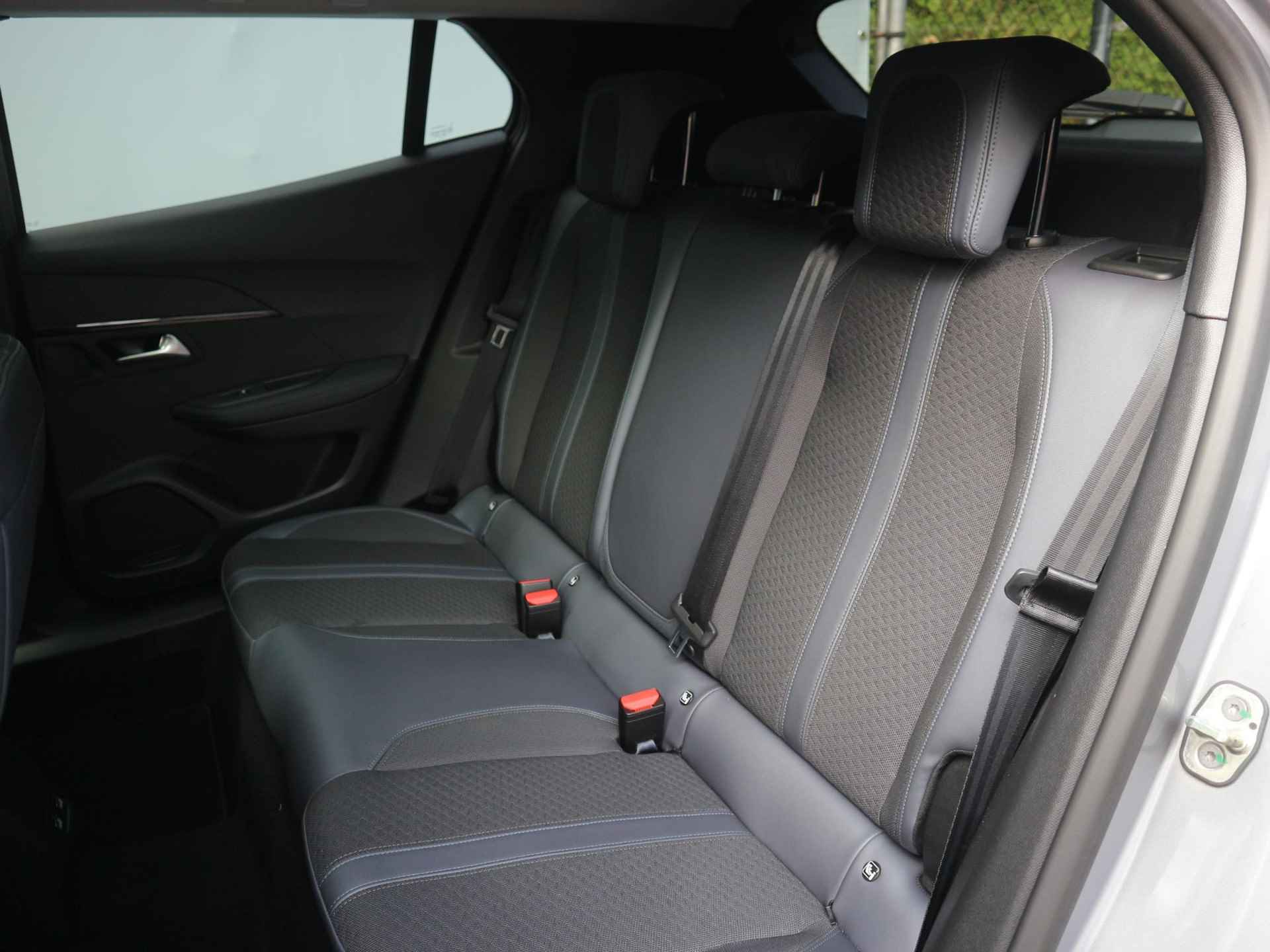 Peugeot e-2008 EV Allure 50 kWh / Schuifdak / Digitaal dashboard / Adaptive cruise control / Stoelverwarming - 26/40
