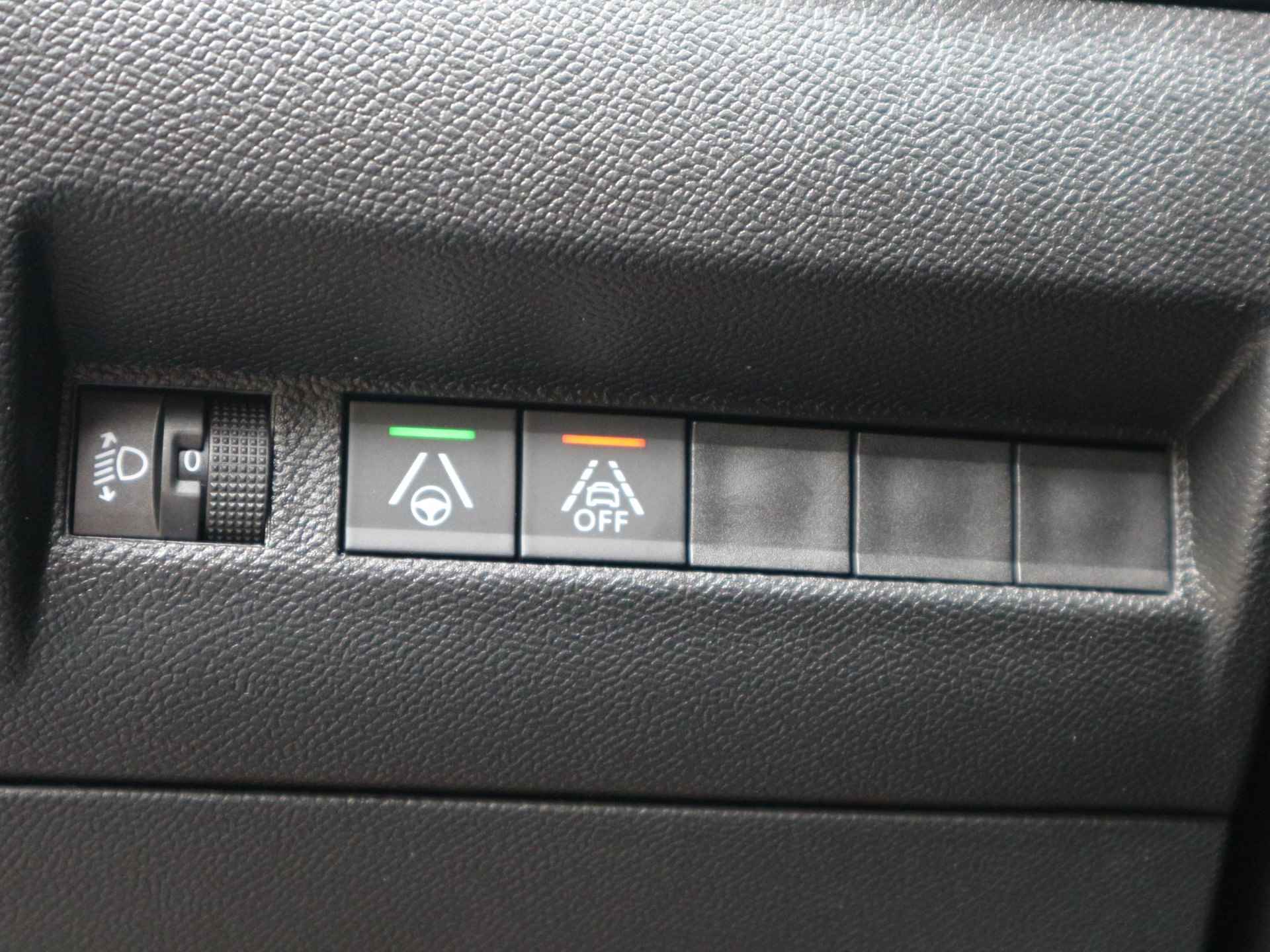 Peugeot e-2008 EV Allure 50 kWh / Schuifdak / Digitaal dashboard / Adaptive cruise control / Stoelverwarming - 36/40