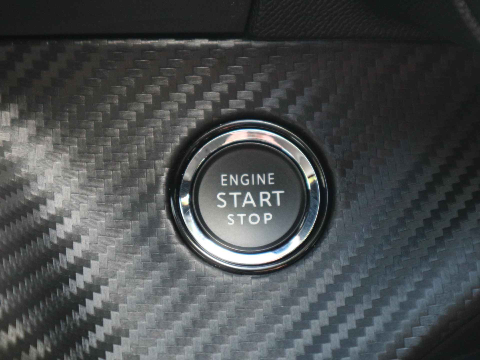Peugeot e-2008 EV Allure 50 kWh / Schuifdak / Digitaal dashboard / Adaptive cruise control / Stoelverwarming - 37/40