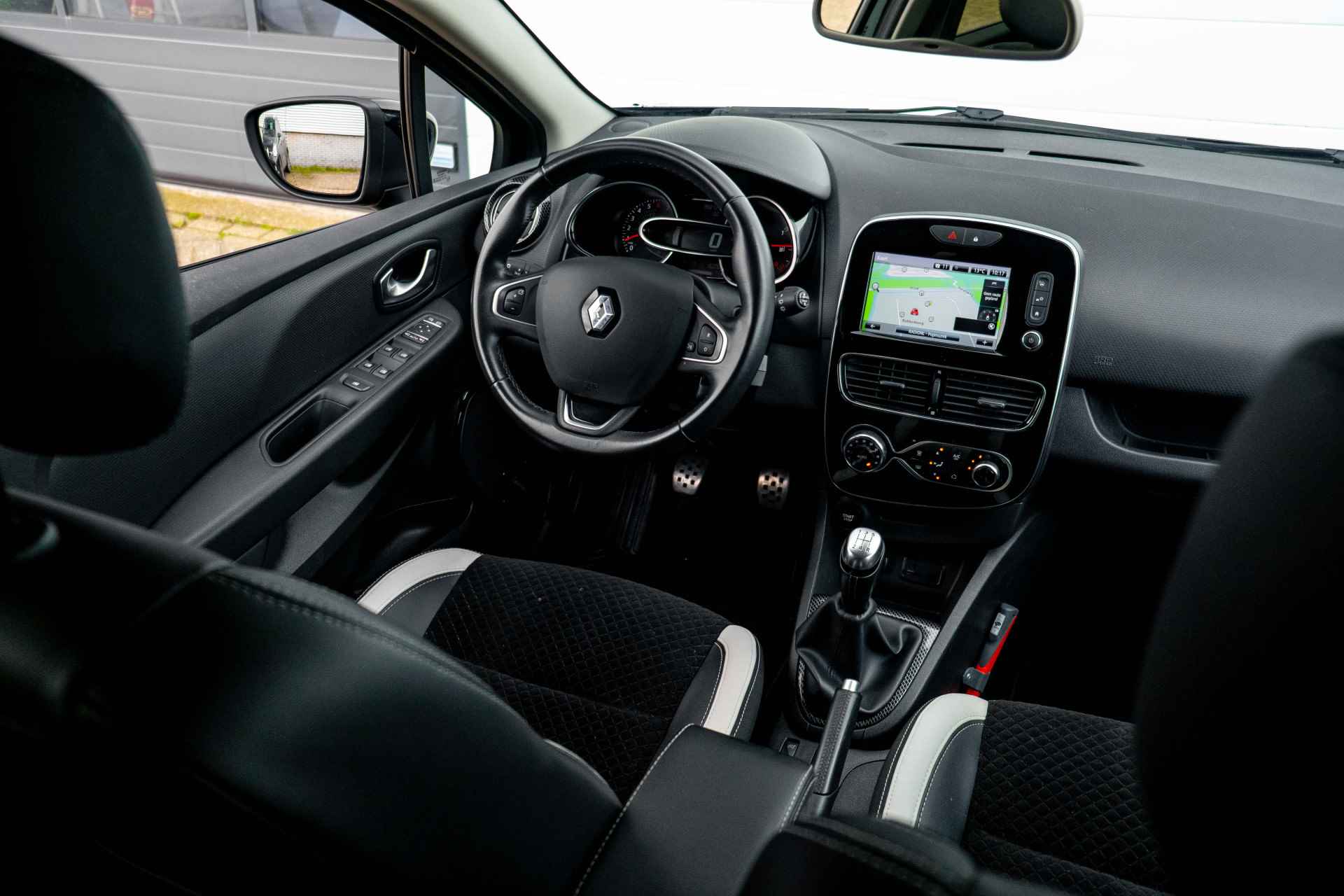 Renault Clio Estate 0.9 TCe Bose | Trekhaak | Stoelverwarming | 17 inch 4 seizoensbanden | Bose geluid | incl. Bovag rijklaarpakket met 12 maanden garantie - 36/51