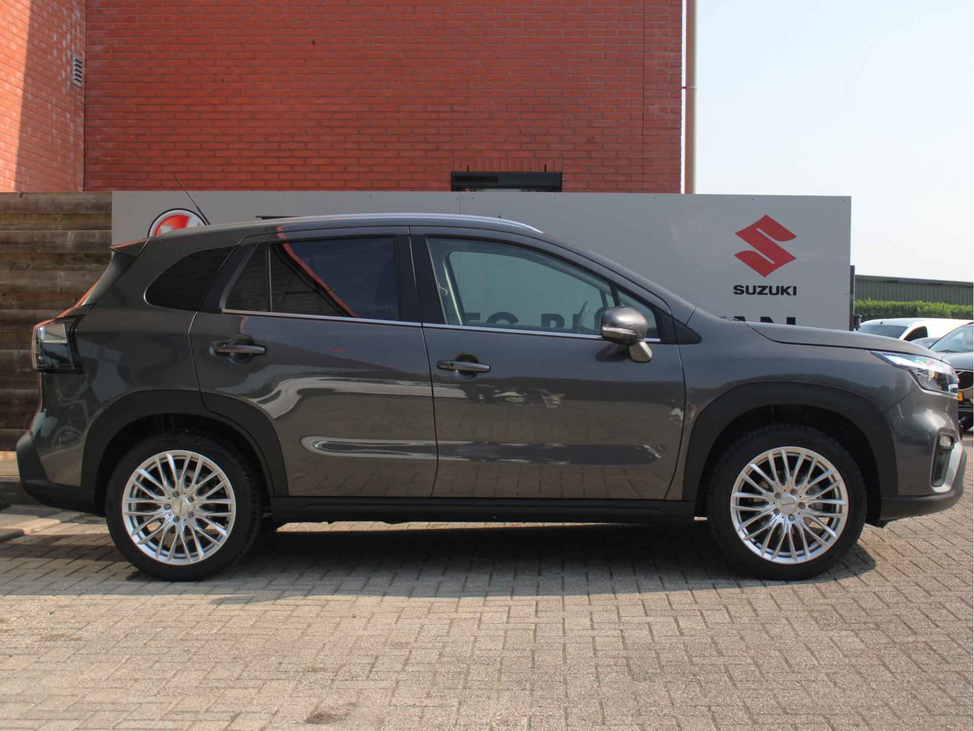 Suzuki S-Cross 1.4 Boosterjet Style Smart Hybrid 6 Jaar Garantie! Elektrisch Panoramadak, 360° Camera, Navigatie, Parkeersensoren Voor en Achter, All-Season Banden - 13/39