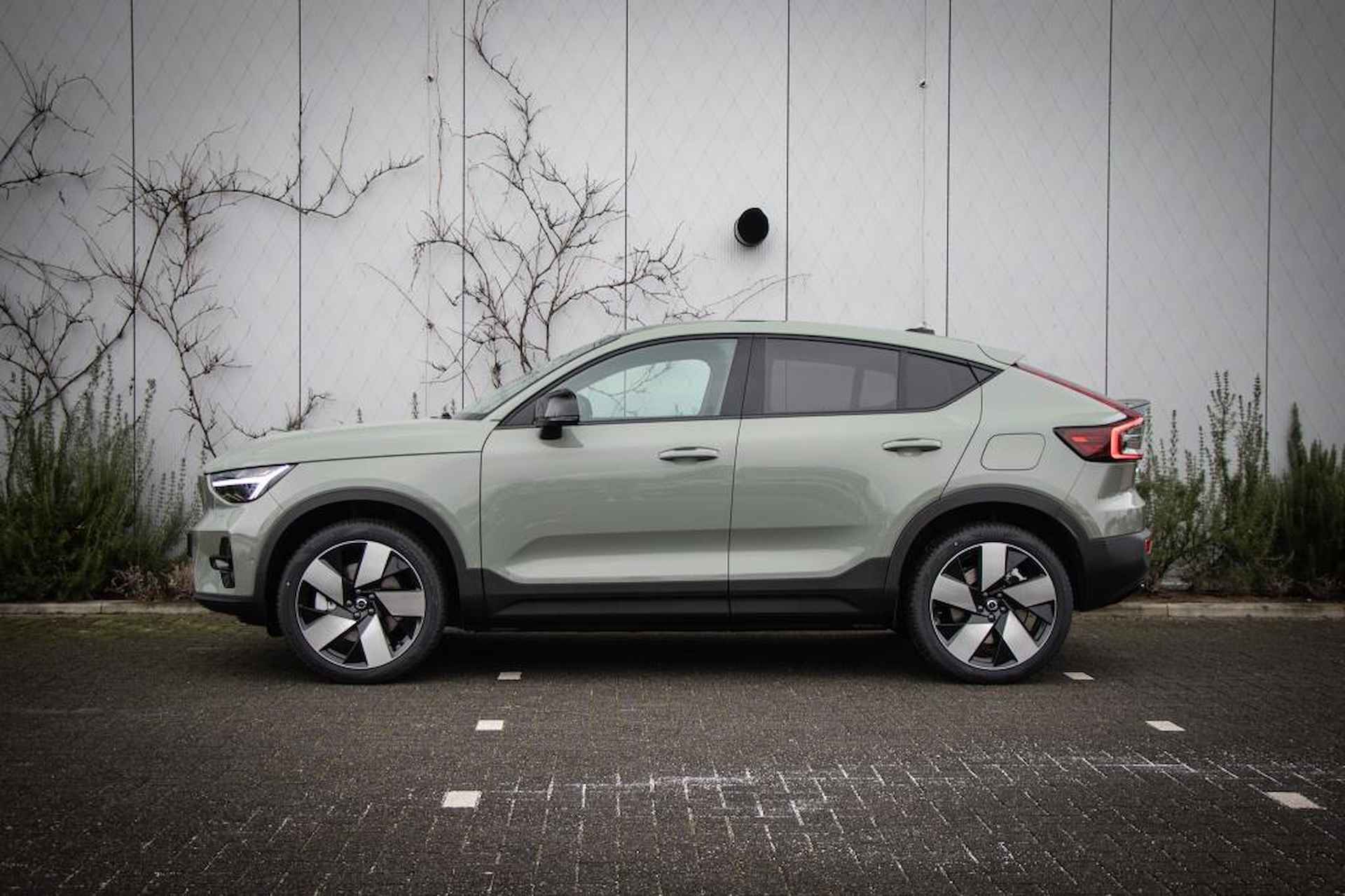 Volvo C40 C40 Single Motor Extended Range Ultimate 82 kWh | Panoramadak | Adaptive cruise control | Pixel LED koplampen | Elektrische stoelverstelling met geheugen  | 20 inch velgen | Harman & kardon audio | Stoel- en stuurverwarming - 5/26