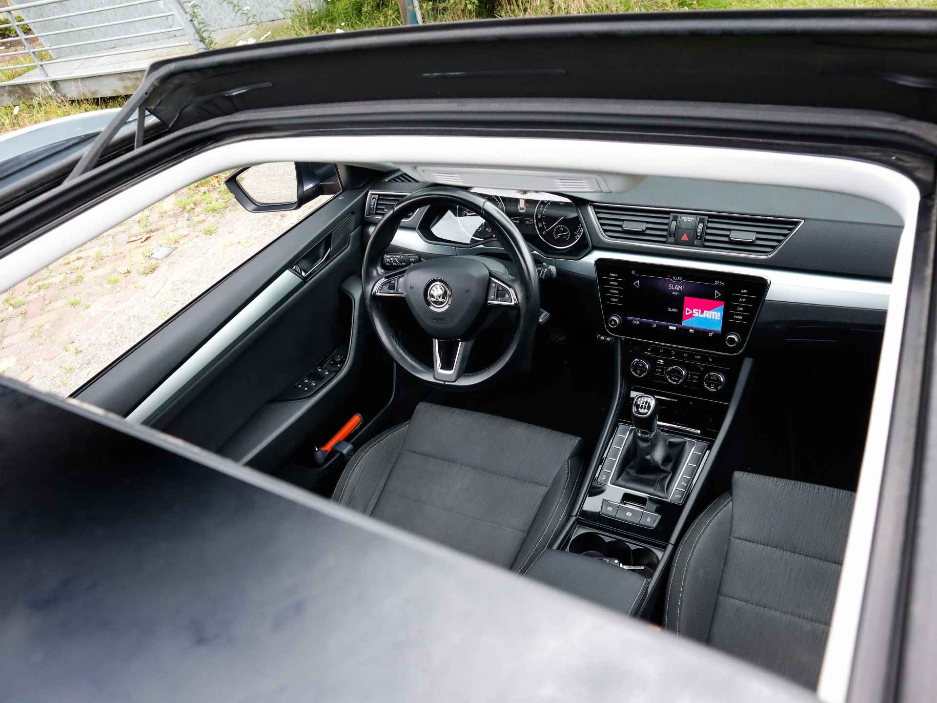 Škoda Superb Combi 1.5 TSI ACT Ambition Business (150 PK) 1e-Eig, Skoda-Dealer-Onderh, 12-Mnd-BOVAG, NL-Auto, Navigatie/Apple-Carplay/Android-Auto, Airco, Panorama, Cruisecontrol, Achteruitrijcamera, Parkeersensoren, DAB, Licht-Zicht-Pakket, Elek.-Achterklep, Lm-Velgen-17Inch, Privacy-Glas - 3/41