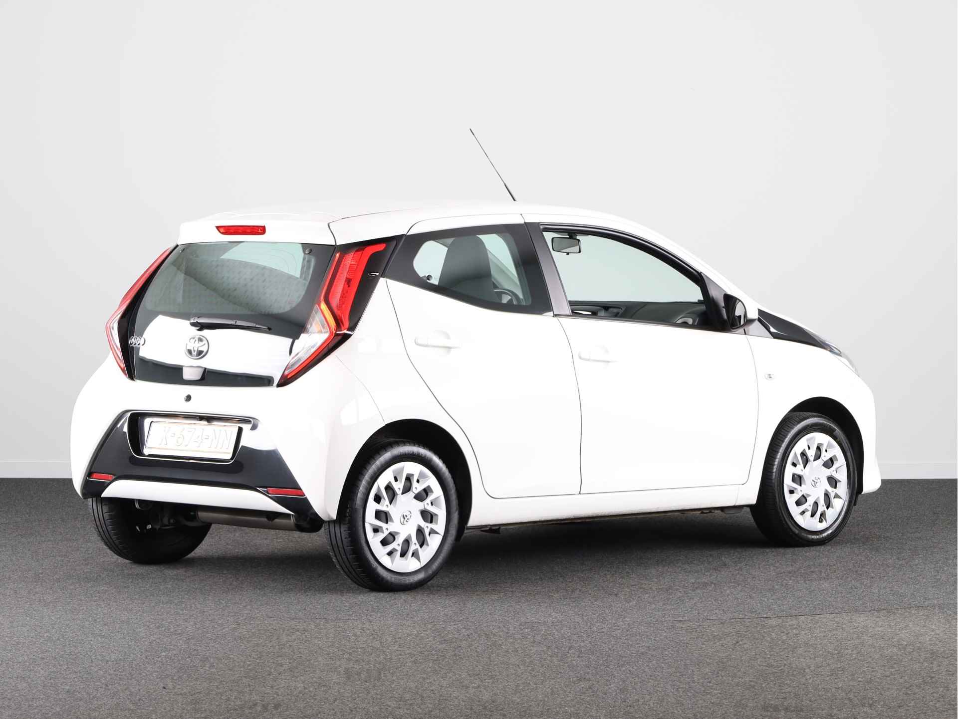 Toyota Aygo 1.0 VVT-i X-Play X-Shift Automaat | Camera | Airco | Apple Carplay/Android Auto | - 2/38