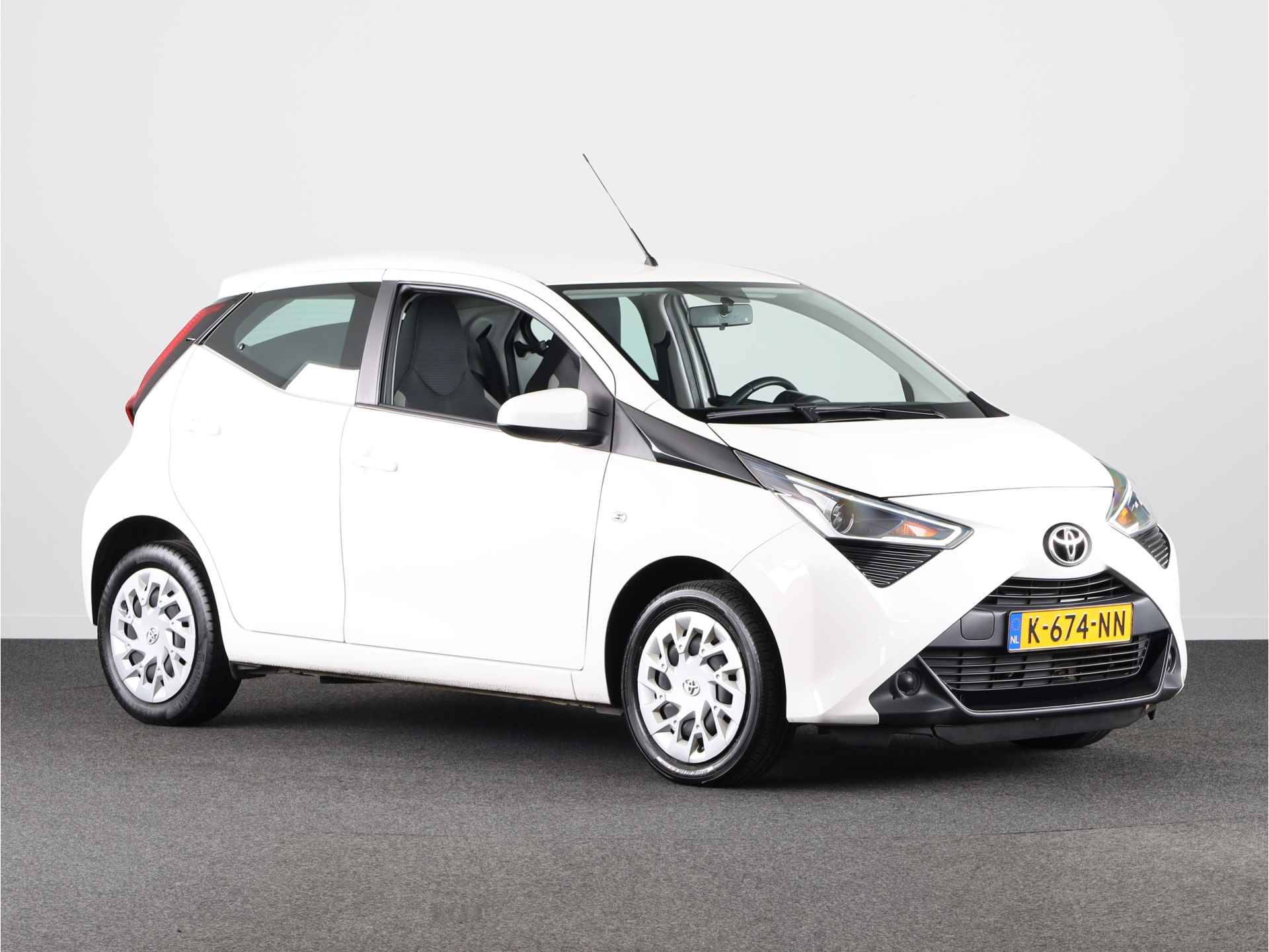 Toyota Aygo 1.0 VVT-i X-Play X-Shift Automaat | Camera | Airco | Apple Carplay/Android Auto | - 16/38